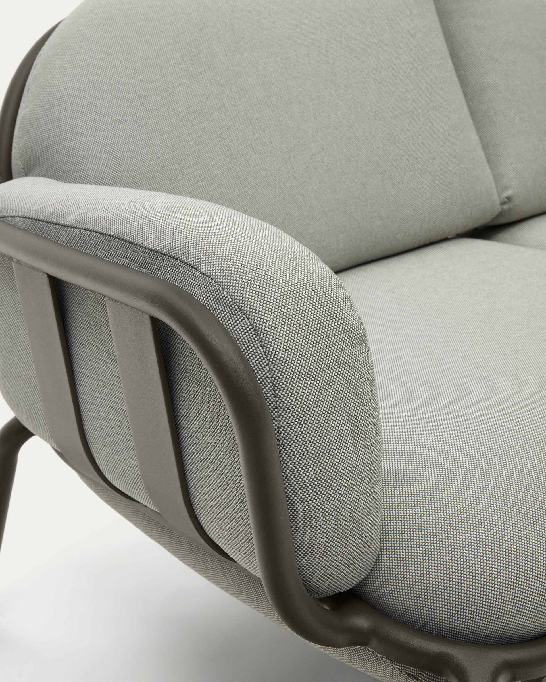 2-Sitzer-Outdoor-Sofa Joncols mit Bezug in Grau aus Aluminium mit grün lackiertem Finish 164 cm in Grau präsentiert im Onlineshop von KAQTU Design AG. Loungesofa ist von Kave Home