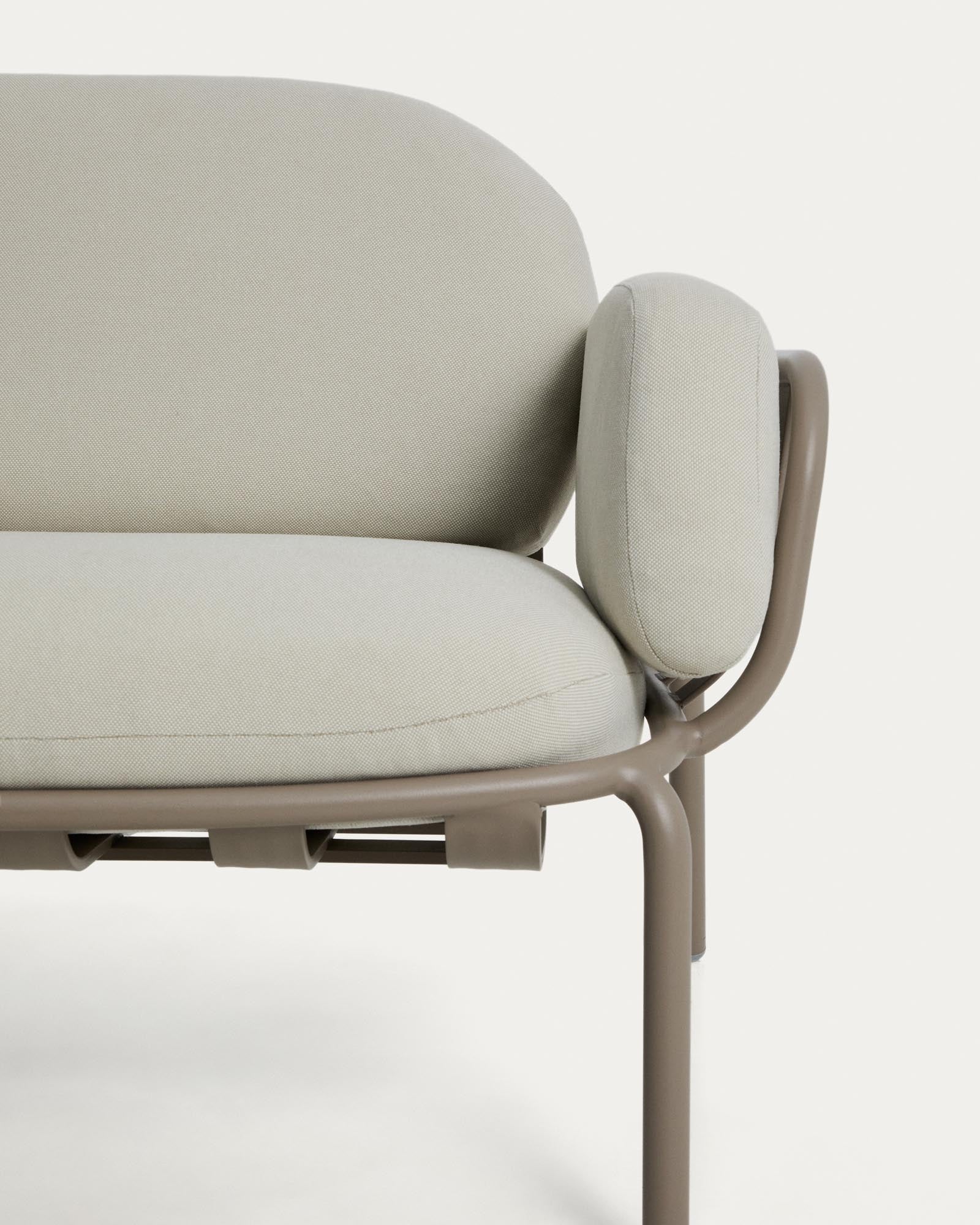 Elegantes 2-Sitzer-Sofa Joncols aus taupefarbenem Aluminium, ausgestattet mit beigen Kissen, perfekt für gemütliche Outdoor-Loungemomente.
