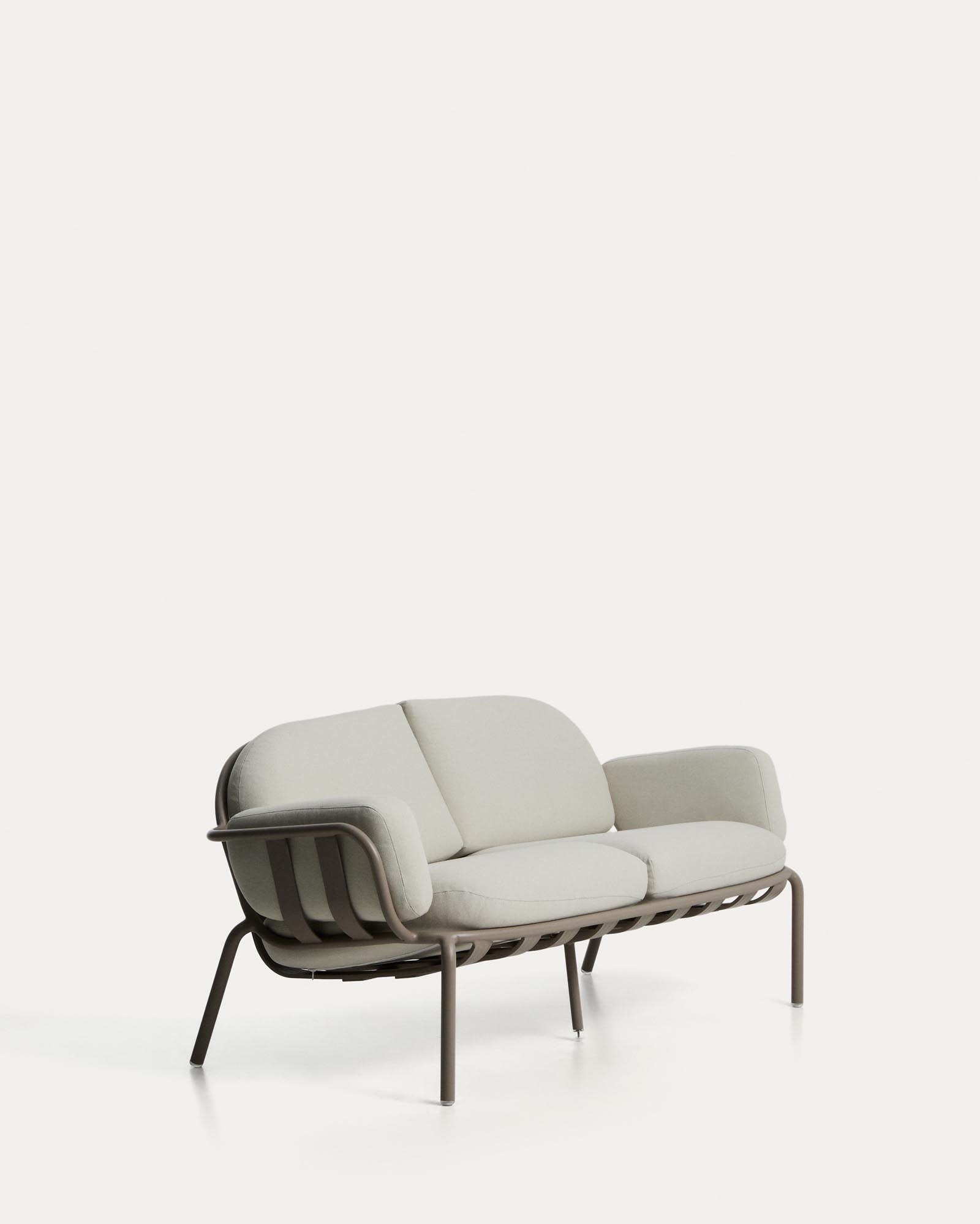 Elegantes 2-Sitzer-Sofa Joncols aus taupefarbenem Aluminium, ausgestattet mit beigen Kissen, perfekt für gemütliche Outdoor-Loungemomente.