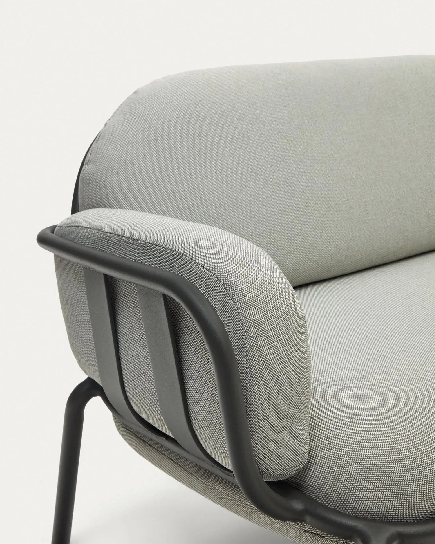 Elegantes 3-Sitzer-Gartensofa aus Aluminium in Grau, 225 cm, von Kave Home. Perfekt für moderne und gemütliche Außenbereiche.