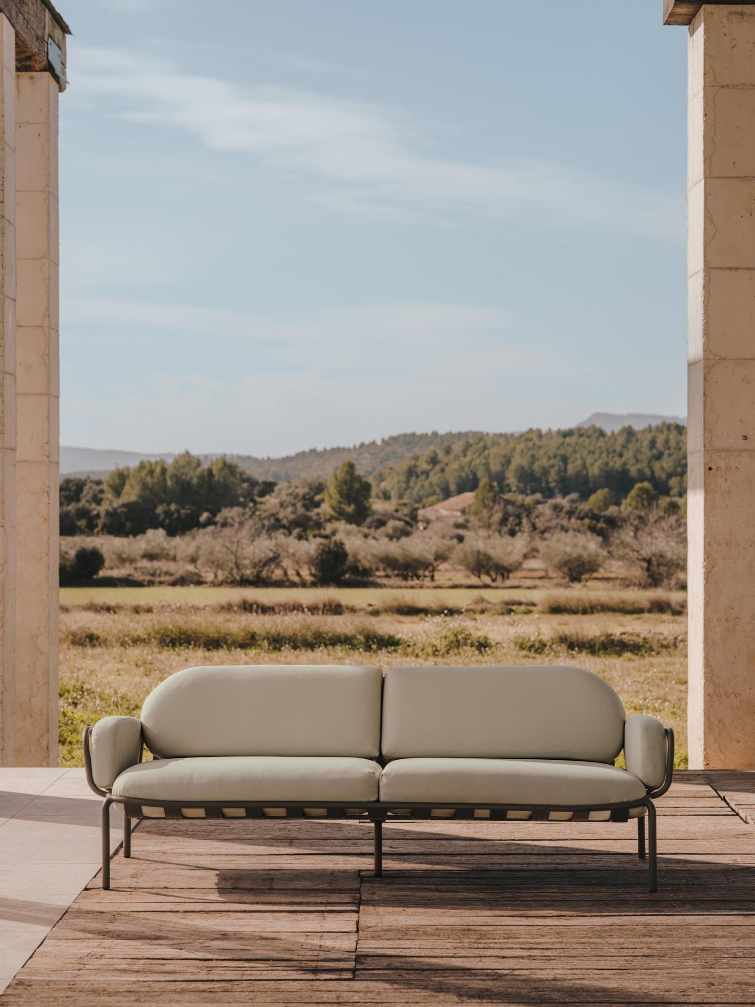 Elegantes 3-Sitzer-Gartensofa aus grünem Aluminium, wetterfest, mit abnehmbaren Kissen für stilvollen Komfort im Freien.