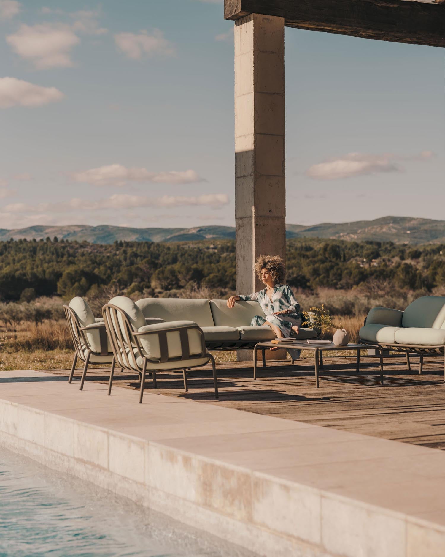 Elegantes 3-Sitzer-Gartensofa aus grünem Aluminium, wetterfest, mit abnehmbaren Kissen für stilvollen Komfort im Freien.