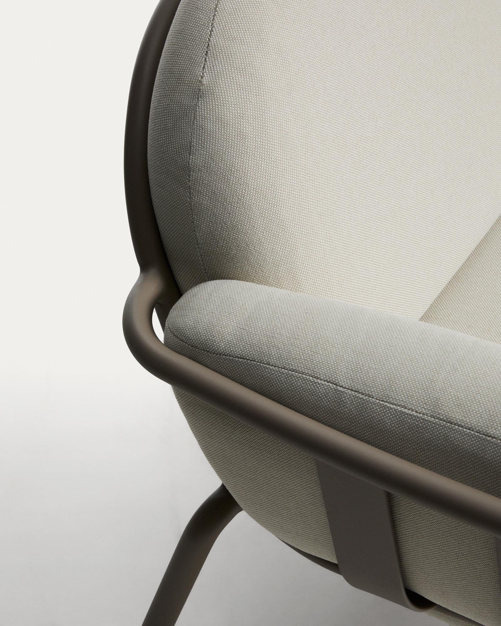 Elegantes 3-Sitzer-Sofa Joncols aus taupefarbenem Aluminium, ausgestattet mit beigen Kissen, perfekt für entspannte Stunden im Freien.
