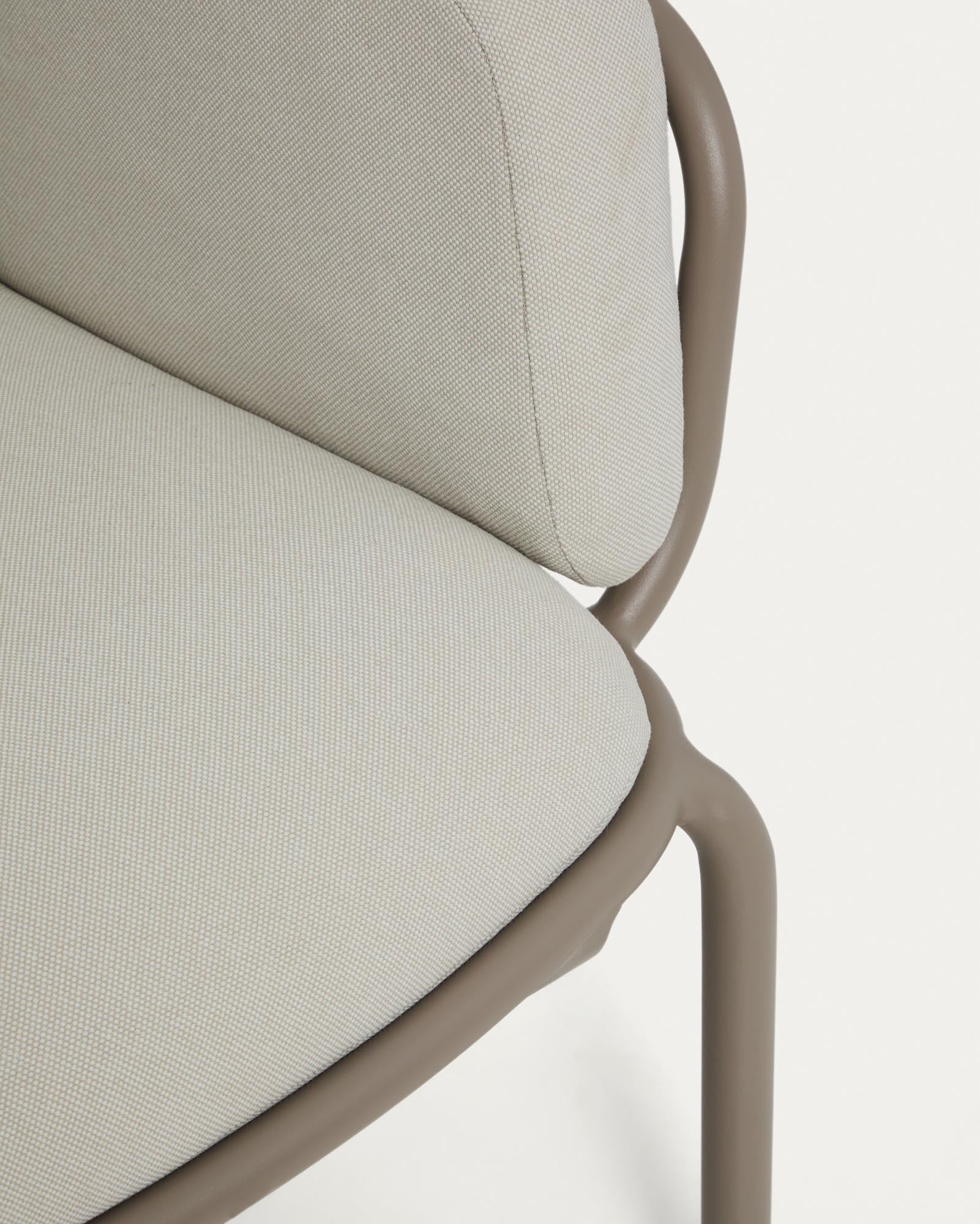 Elegantes 3-Sitzer-Sofa Joncols aus taupefarbenem Aluminium, ausgestattet mit beigen Kissen, perfekt für entspannte Stunden im Freien.