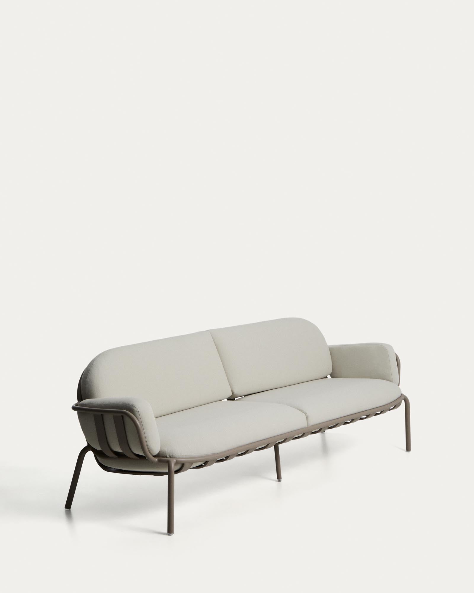 Stylisches 3-Sitzer-Outdoor-Sofa Joncols in taupe, mit beigen Kissen, ideal für gemütliche Momente im Garten oder auf der Terrasse.