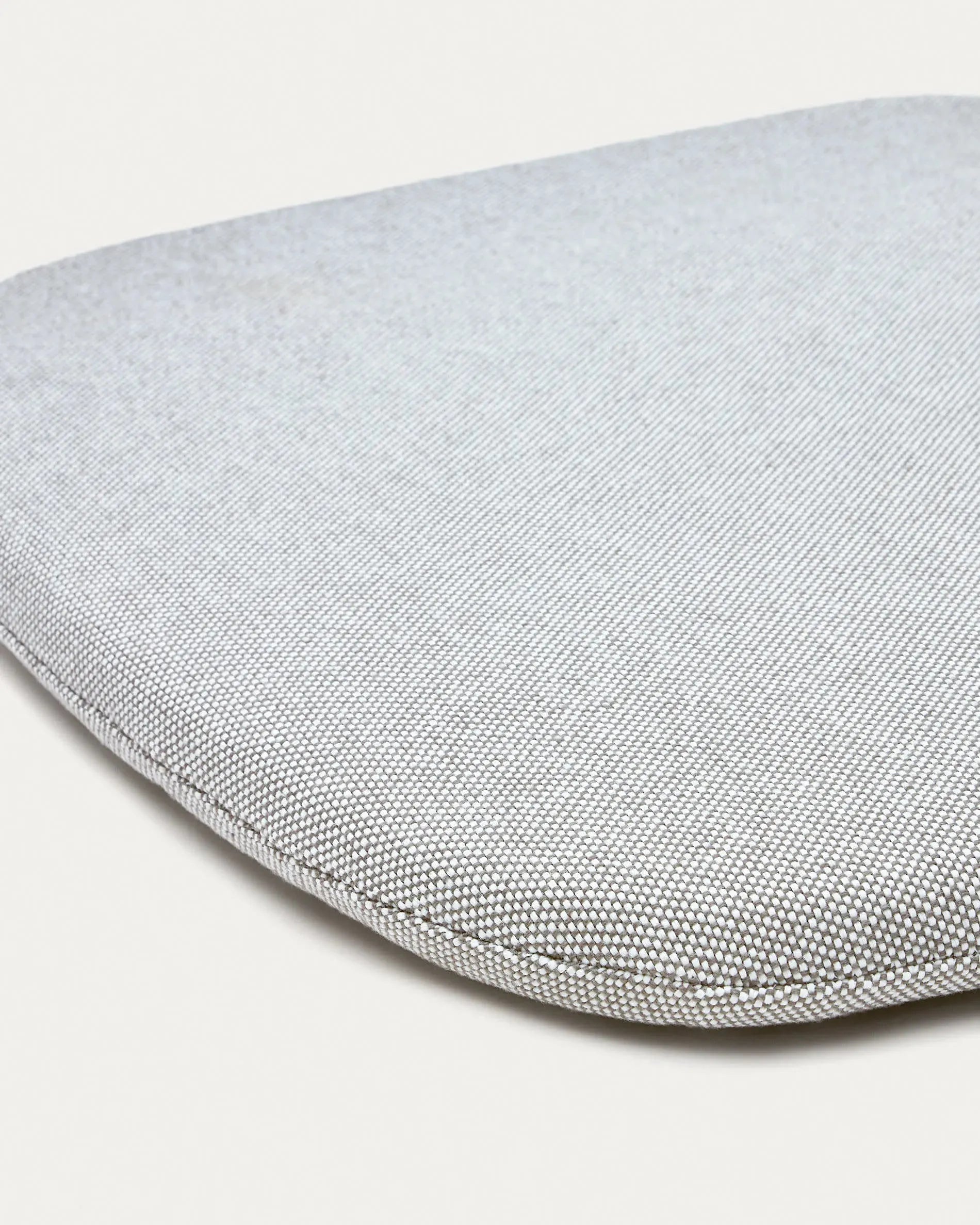 Das graue Stuhlkissen Joncols (43x41 cm) von Kave Home kombiniert zeitgemäßes Design mit hohem Sitzkomfort für Ihre Möbel.