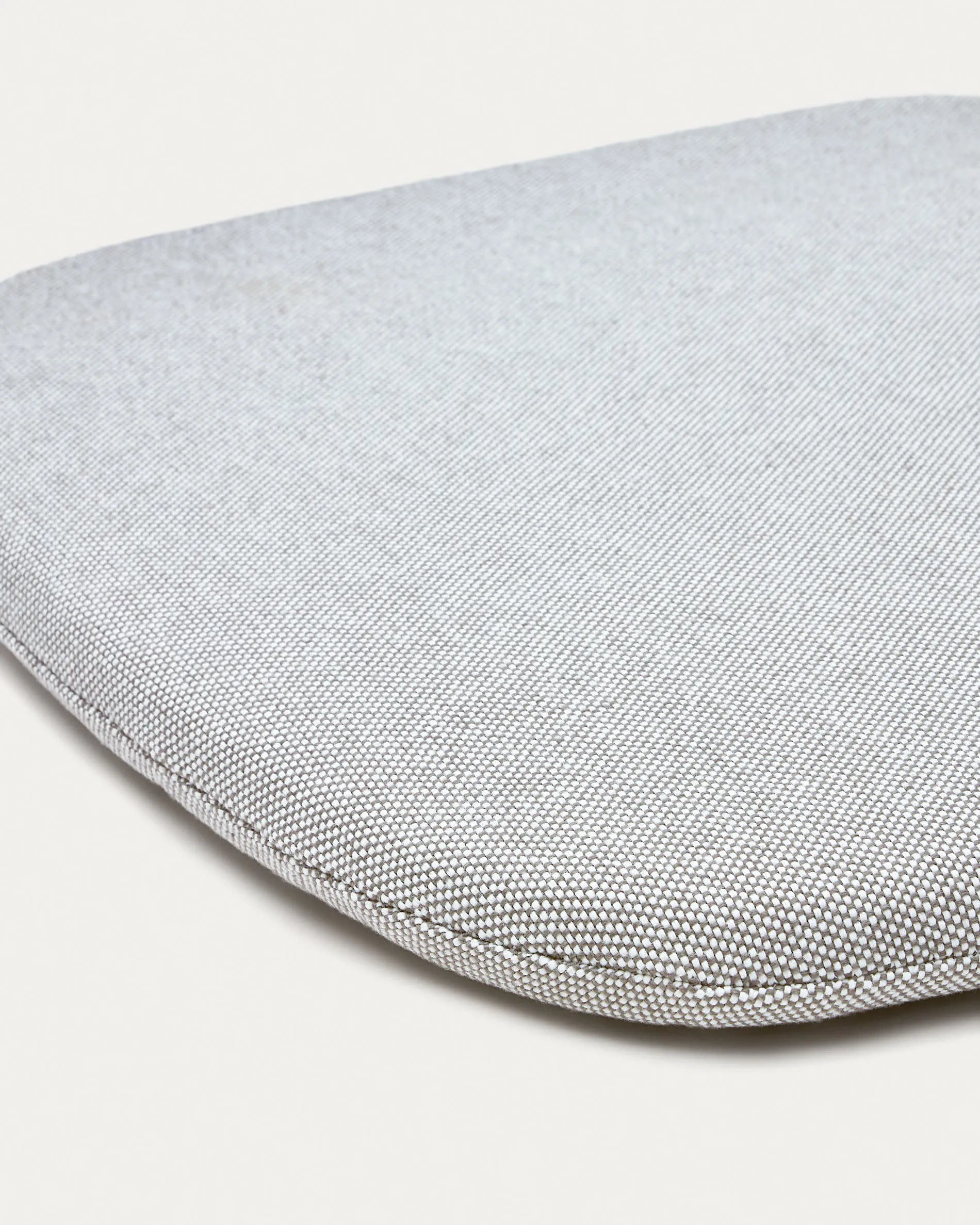 Das graue Stuhlkissen Joncols (43x41 cm) von Kave Home kombiniert zeitgemäßes Design mit hohem Sitzkomfort für Ihre Möbel.