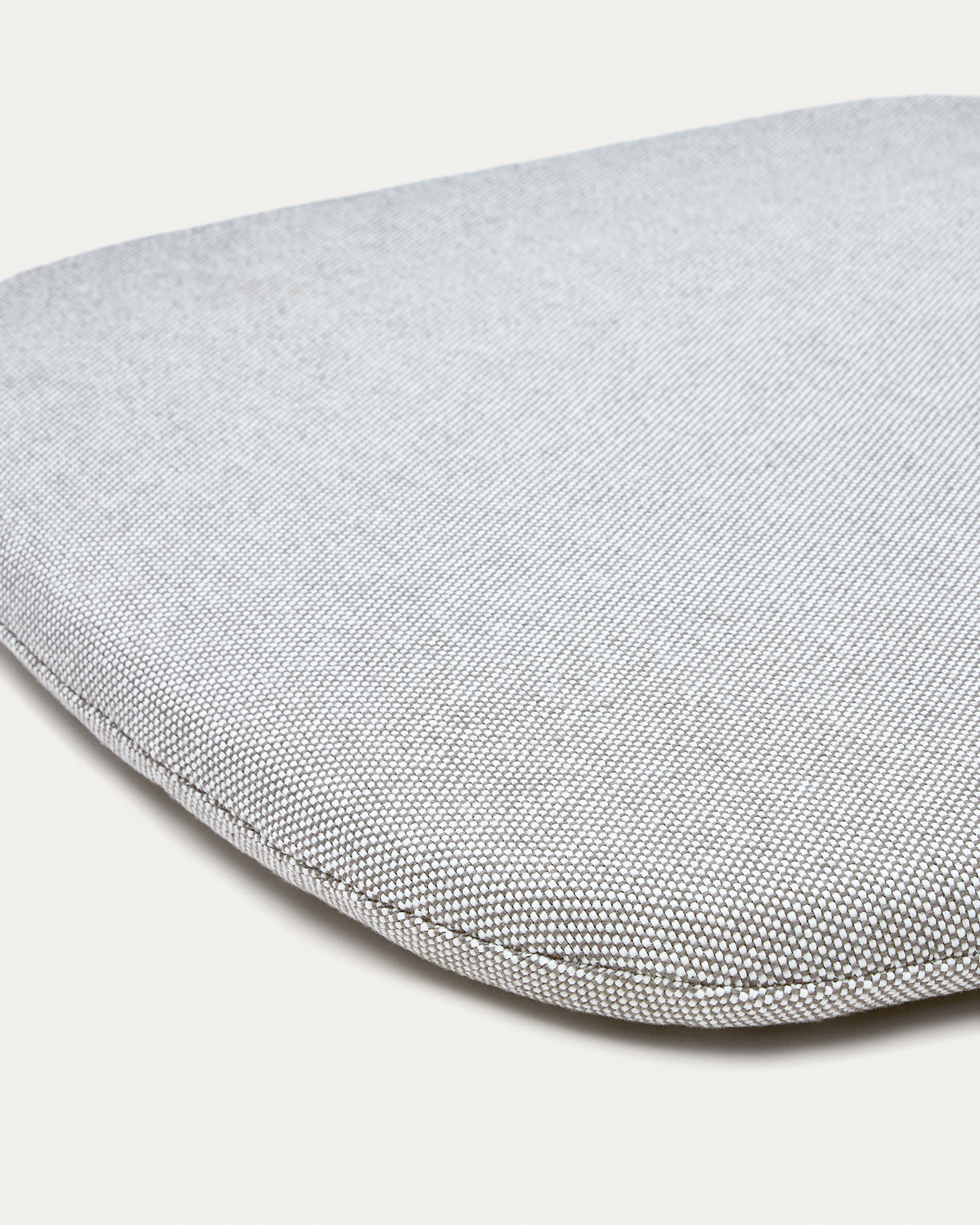 Das Stuhlkissen Joncols in Grau (43x41 cm) von Kave Home bietet modernen Stil und optimalen Komfort für Ihre Sitzmöbel.