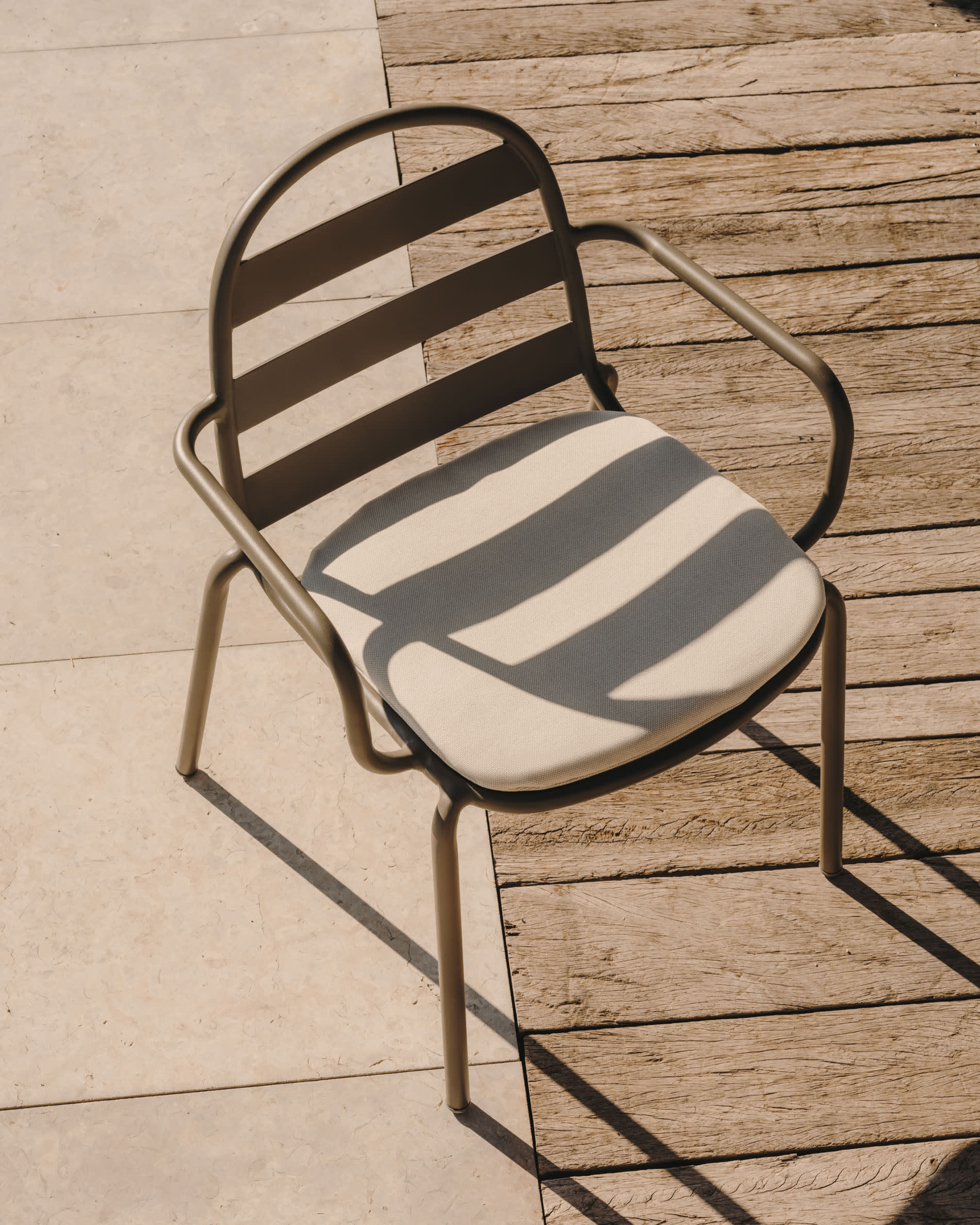 Das graue Stuhlkissen Joncols (43x41 cm) von Kave Home kombiniert zeitgemäßes Design mit hohem Sitzkomfort für Ihre Möbel.