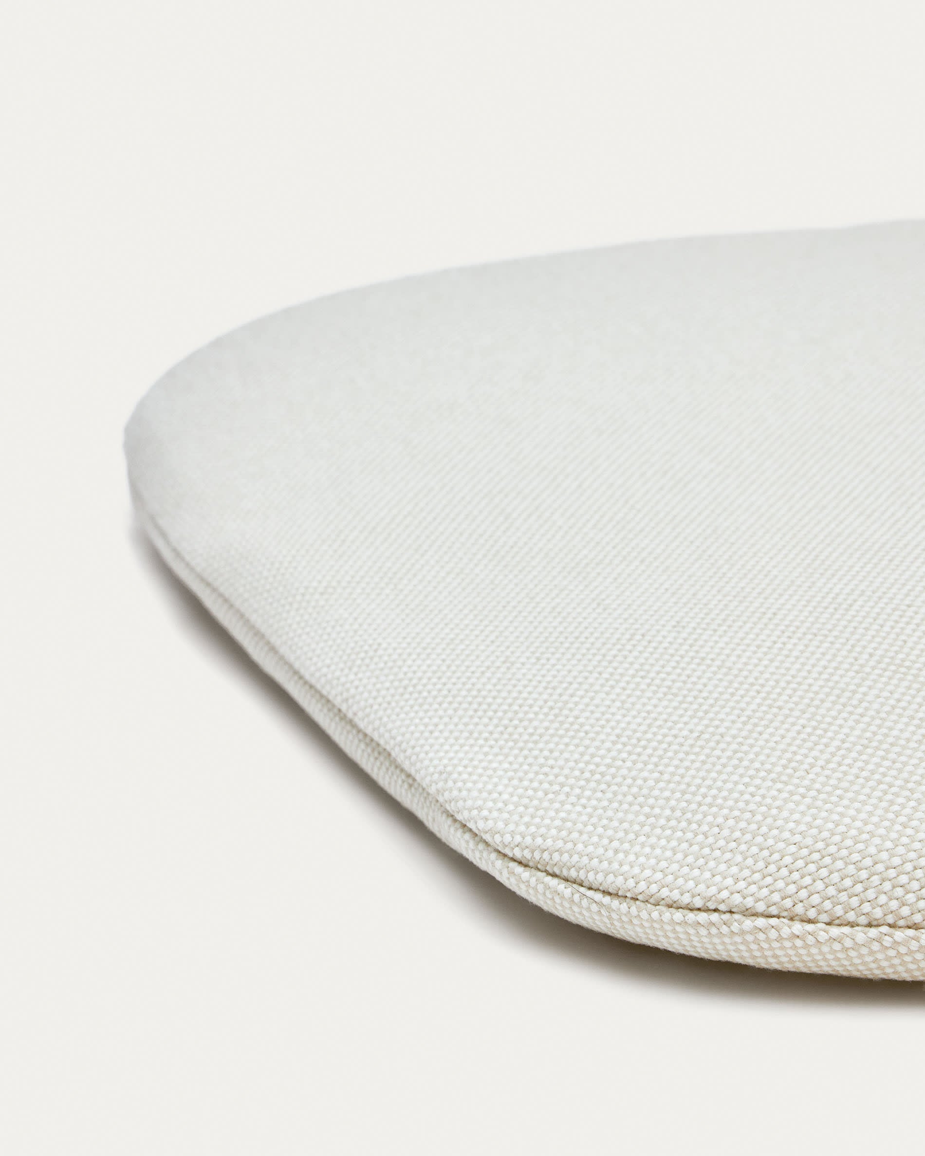Beiges Stuhlkissen Joncols 43x41 cm von Kave Home, perfekt für stilvolle und komfortable Sitzgelegenheiten in Ihrem Wohnbereich.