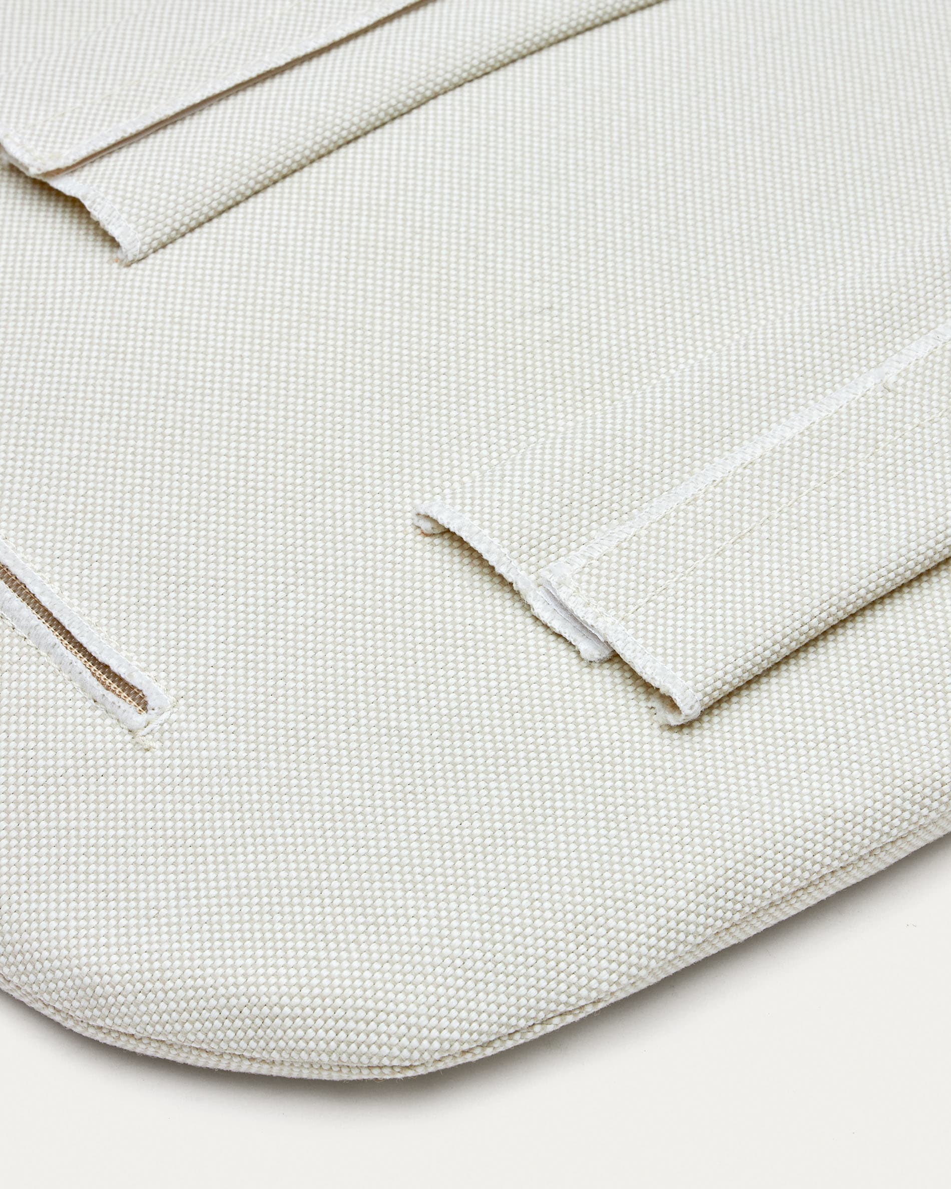 Beiges Stuhlkissen Joncols 43x41 cm von Kave Home, ideal für bequeme und elegante Sitzmöglichkeiten in Ihrem Zuhause.