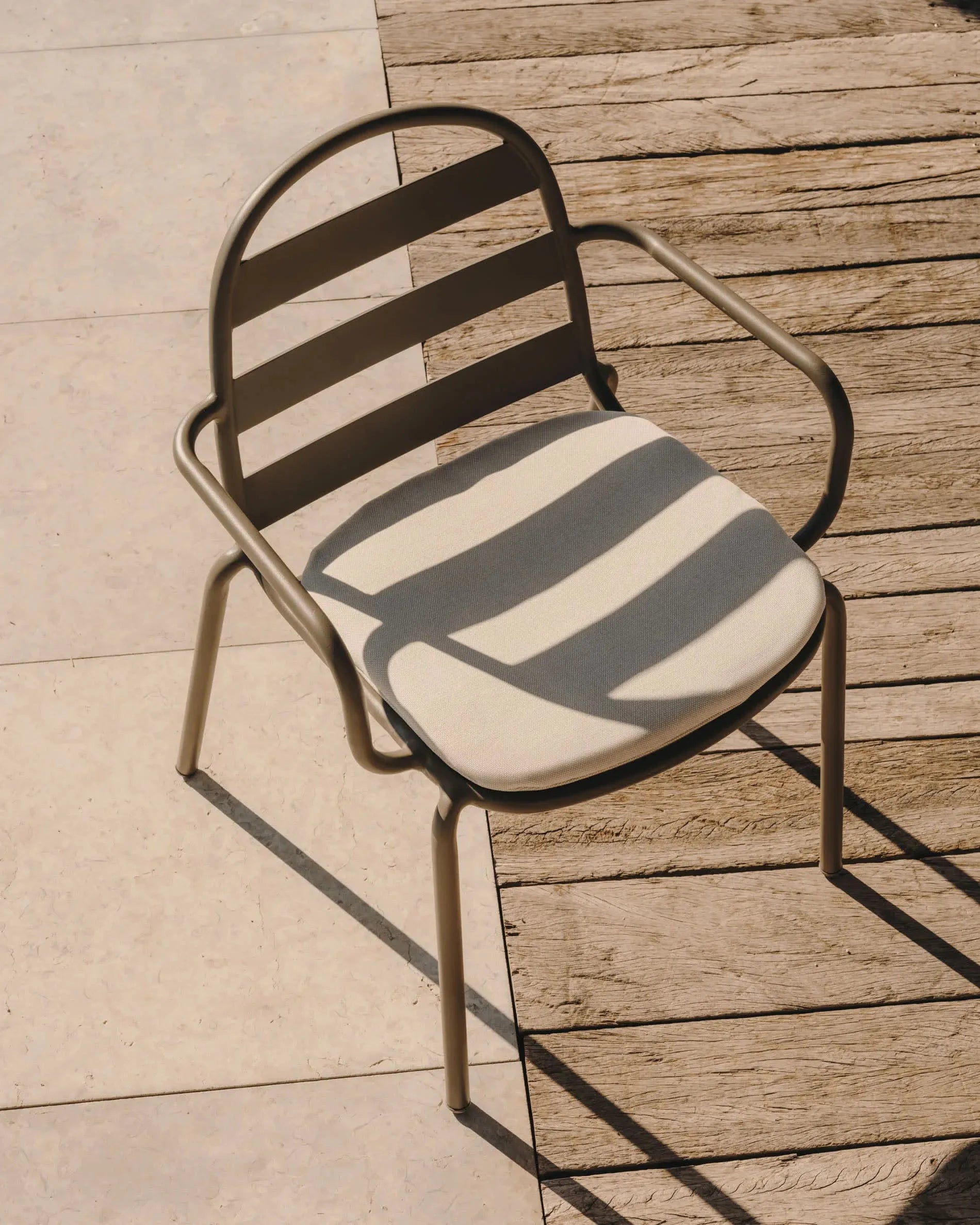 Bequemes Stuhlkissen Joncols in Beige, 43 x 41 cm, von Kave Home. Perfekt für stilvolle und komfortable Sitzgelegenheiten.