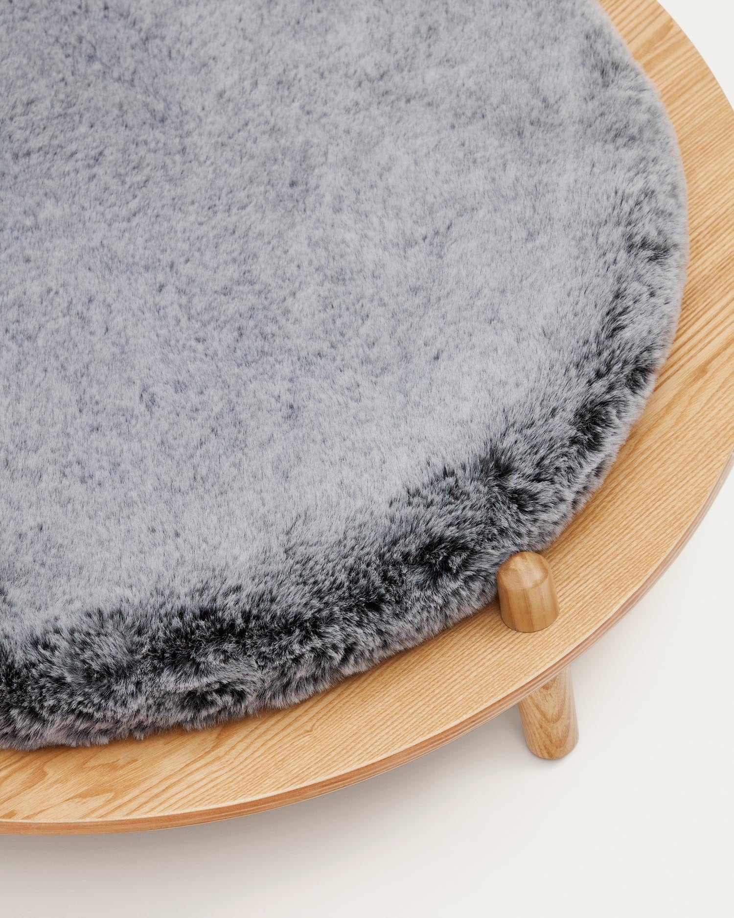 Elegantes Haustierbett aus Eschenfurnier mit weichem, grauem Kissen, Ø 70 cm, für stilvollen Komfort.