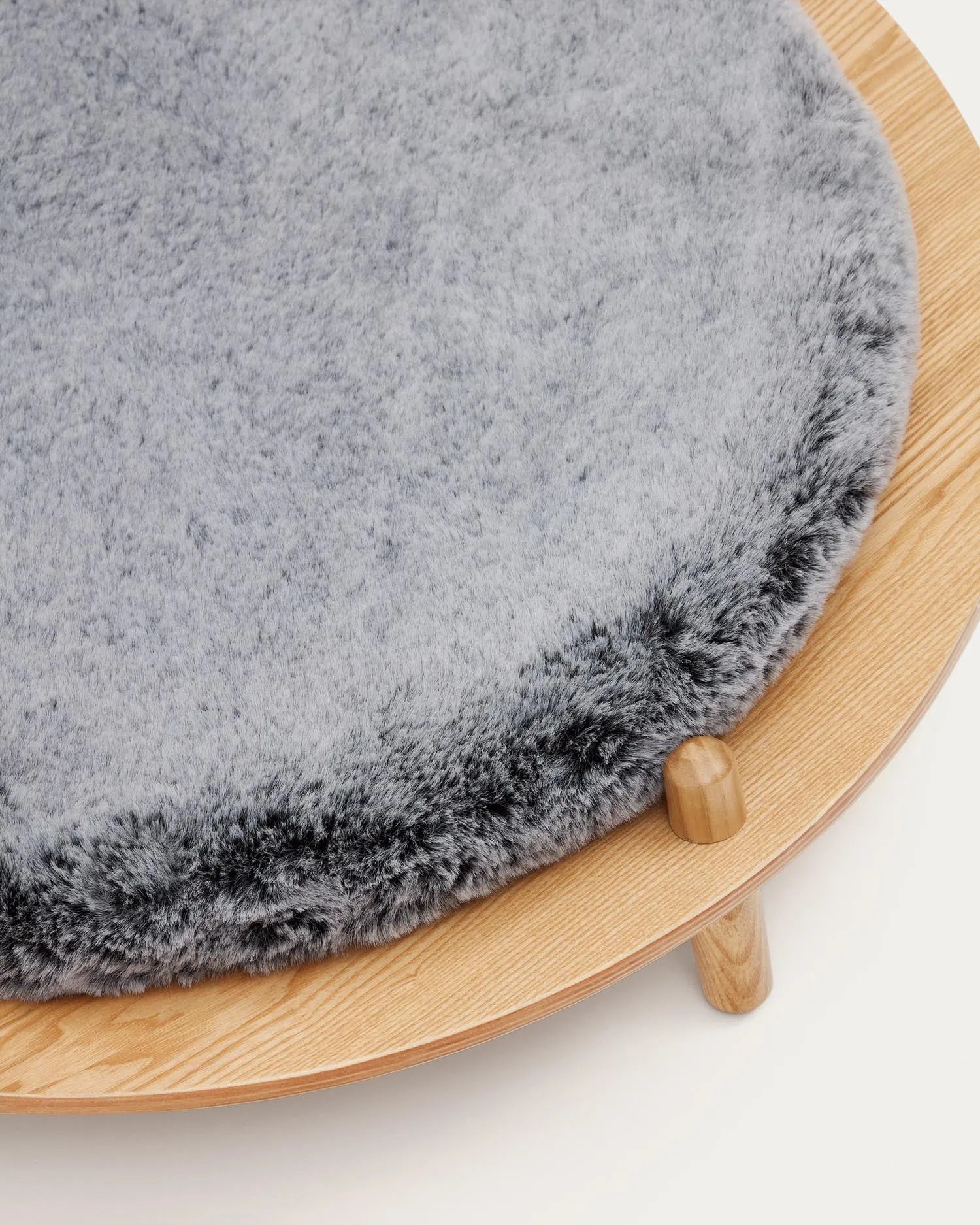 Elegantes Haustierbett aus Eschenfurnier mit weichem grauem Kissen, Ø 70 cm, ideal für Komfort und Stil von Kave Home.