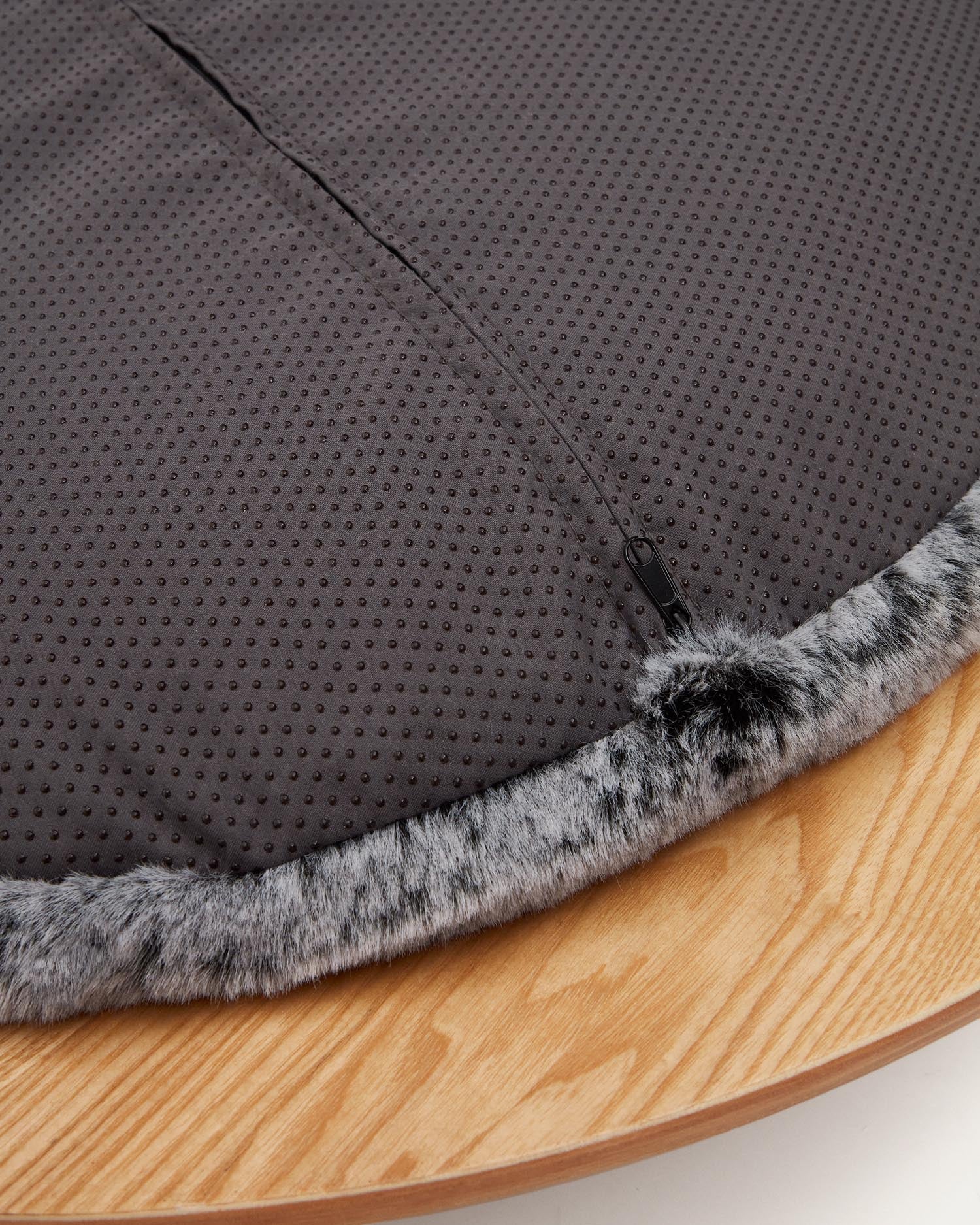 Elegantes Haustierbett aus Eschenfurnier mit weichem grauem Kissen, Ø 70 cm, vereint Komfort und modernes Design von Kave Home.