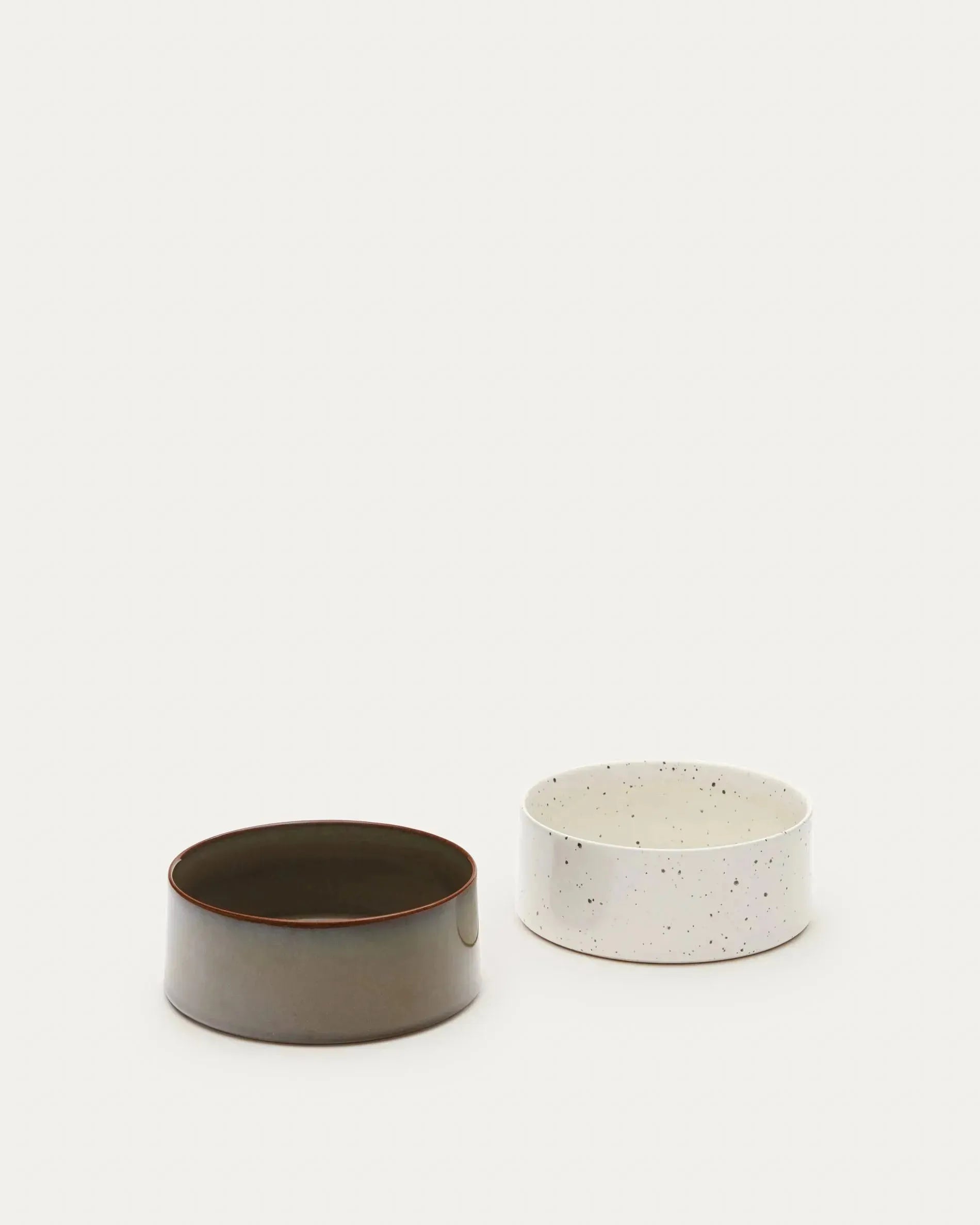 Das Dumbi Set von Kave Home umfasst zwei stilvolle weiße Futternäpfe (Ø 14 cm), ideal für Haustiere, funktional und modern.