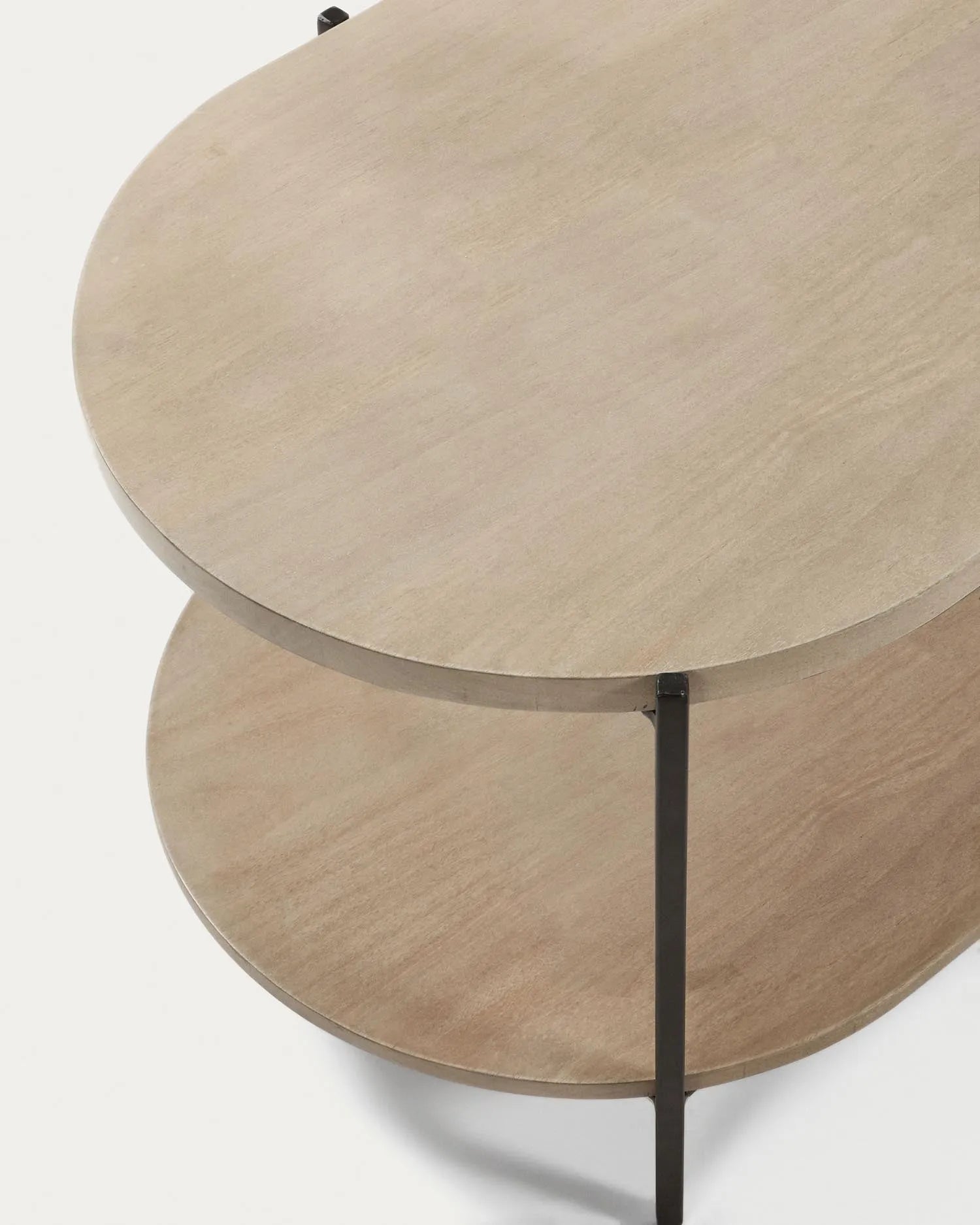 Couchtisch Palmia: 110x55 cm, Mangoholz, schwarze Stahlbeine. Zeitloses Design, robust und ideal für moderne Wohnräume.