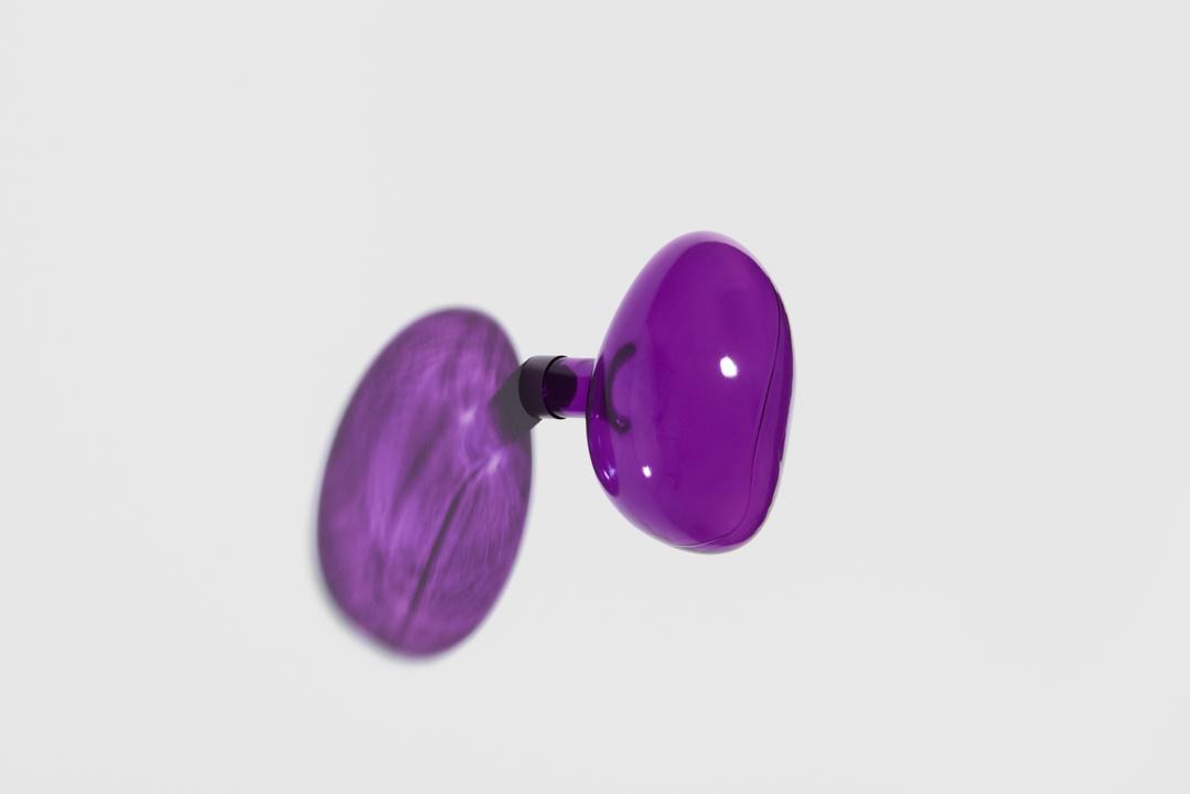 Grosser Kleiderhaken Bubble von Petite Friture aus mundgeblasenem, lackiertem Glas in Limette mit Stahl-Befestigungssystem.