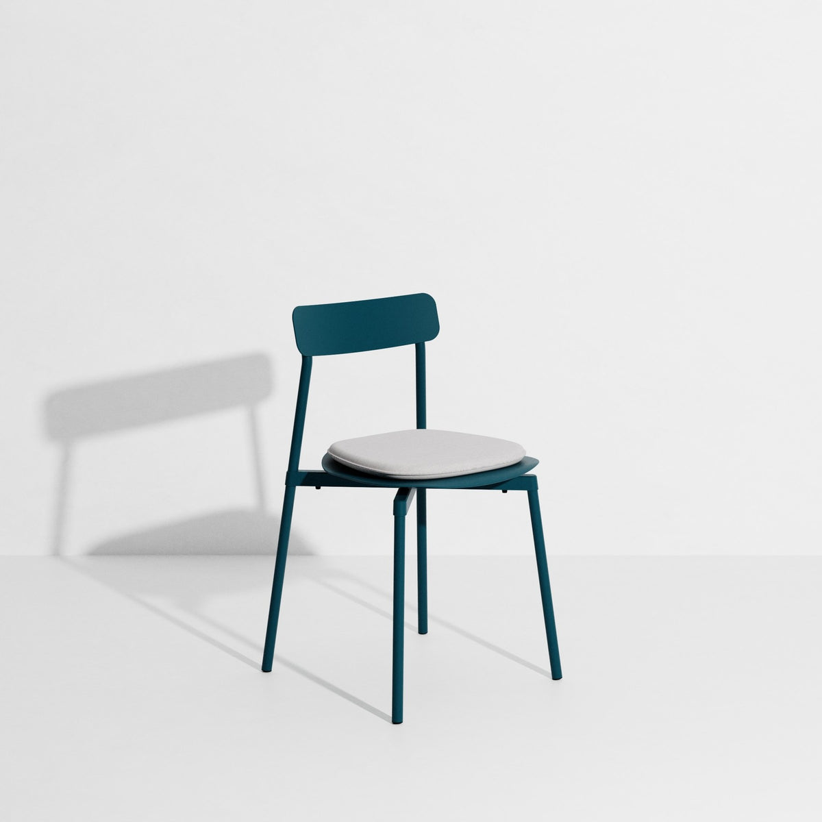 Kleines Sitzkissen Fromme von Petite Friture in Nussbaum, mit rutschfester Rückseite aus Acrylstoff und HR-Schaumstoff, passend zum Fromme-Stuhl.