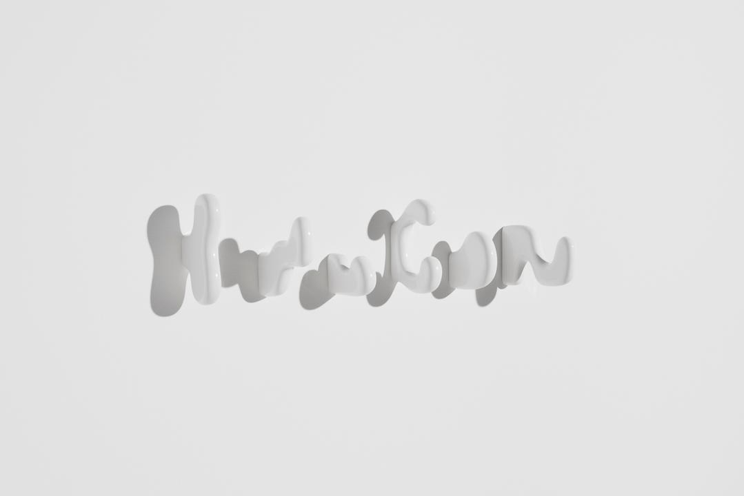 Zwei Keramikhaken aus glasierter Keramik in Weiss, organische verspielte Form, handwerklicher Look, Design von Henrik Ødegaard.