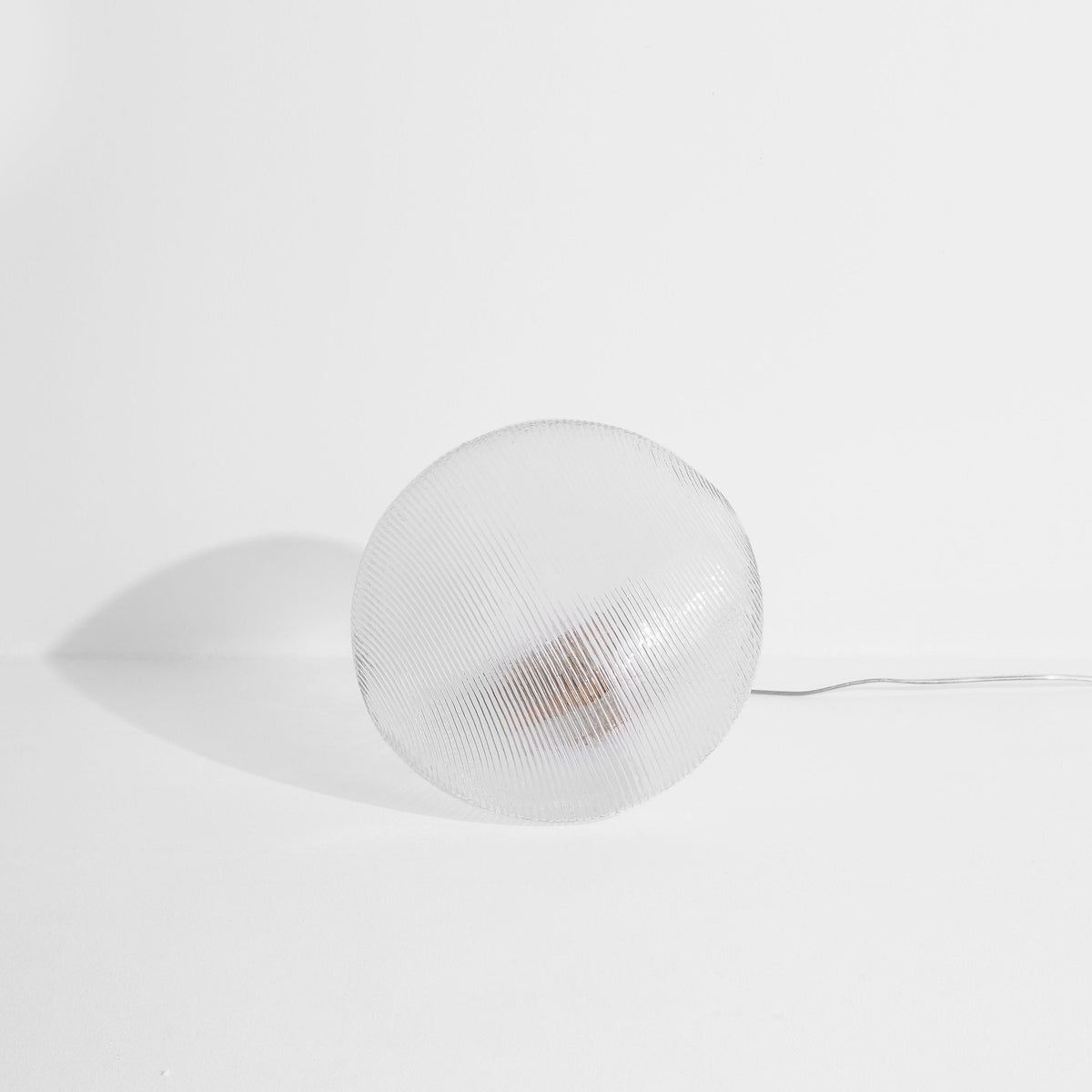 Transparente Tischleuchte Tidelight aus mundgeblasenem Glas mit Kork-Sockel und sichtbarem transparentem Kunststoffkabel, Hersteller Petite Friture.
