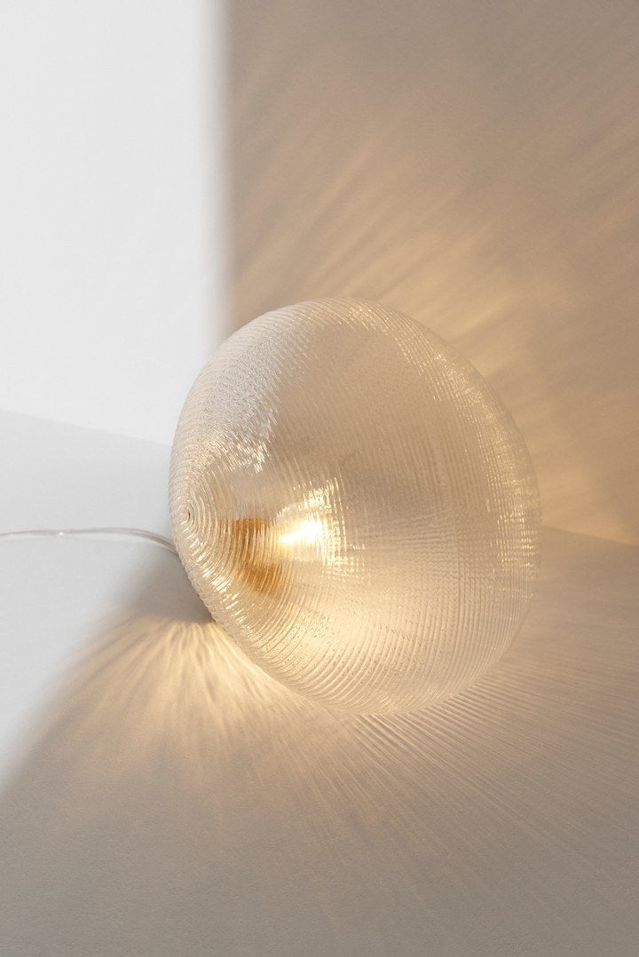 Transparente Tischleuchte Tidelight aus mundgeblasenem Glas mit Kork-Sockel und sichtbarem transparentem Kunststoffkabel, Hersteller Petite Friture.
