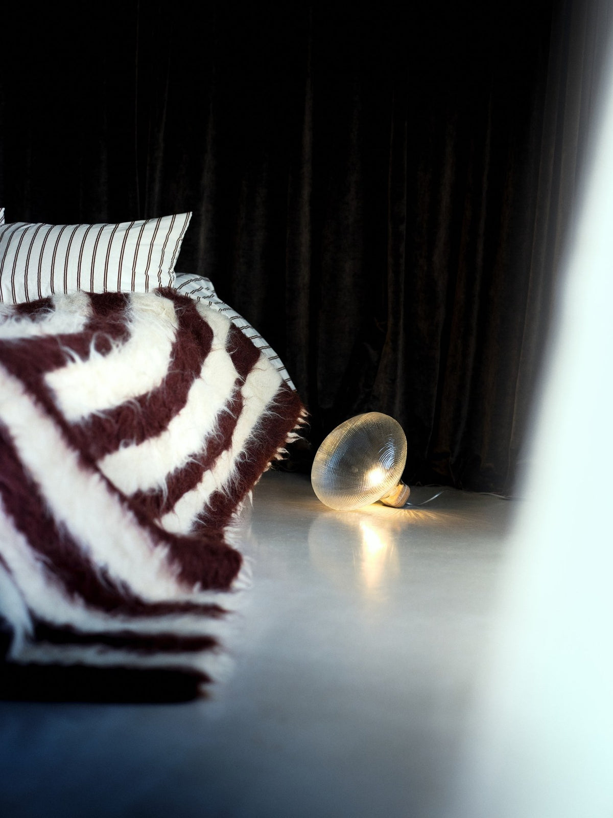 Transparente Tischleuchte Tidelight aus mundgeblasenem Glas mit Kork-Sockel und sichtbarem transparentem Kunststoffkabel, Hersteller Petite Friture.