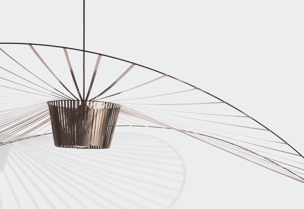 Vertigo Pendelleuchte von Petite Friture in Bronze, Schirm aus Stahl, Fiberglas und geflochtenen Polyurethanbändern in runder Form.