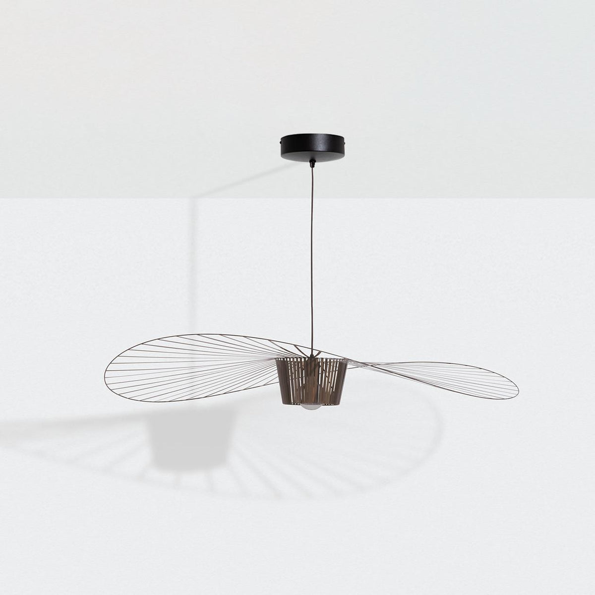 Vertigo Pendelleuchte von Petite Friture in Bronze, Schirm aus Stahl, Fiberglas und geflochtenen Polyurethanbändern in runder Form.