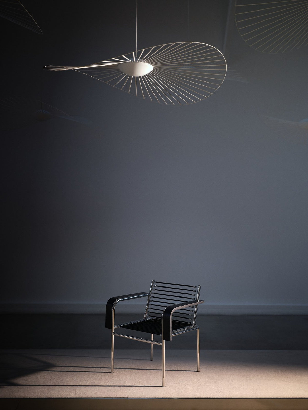 Vertigo Pendelleuchte von Petite Friture in Bronze, Schirm aus Polyurethanbändern auf Struktur aus Stahl und Fiberglas, Durchmesser 110 cm.