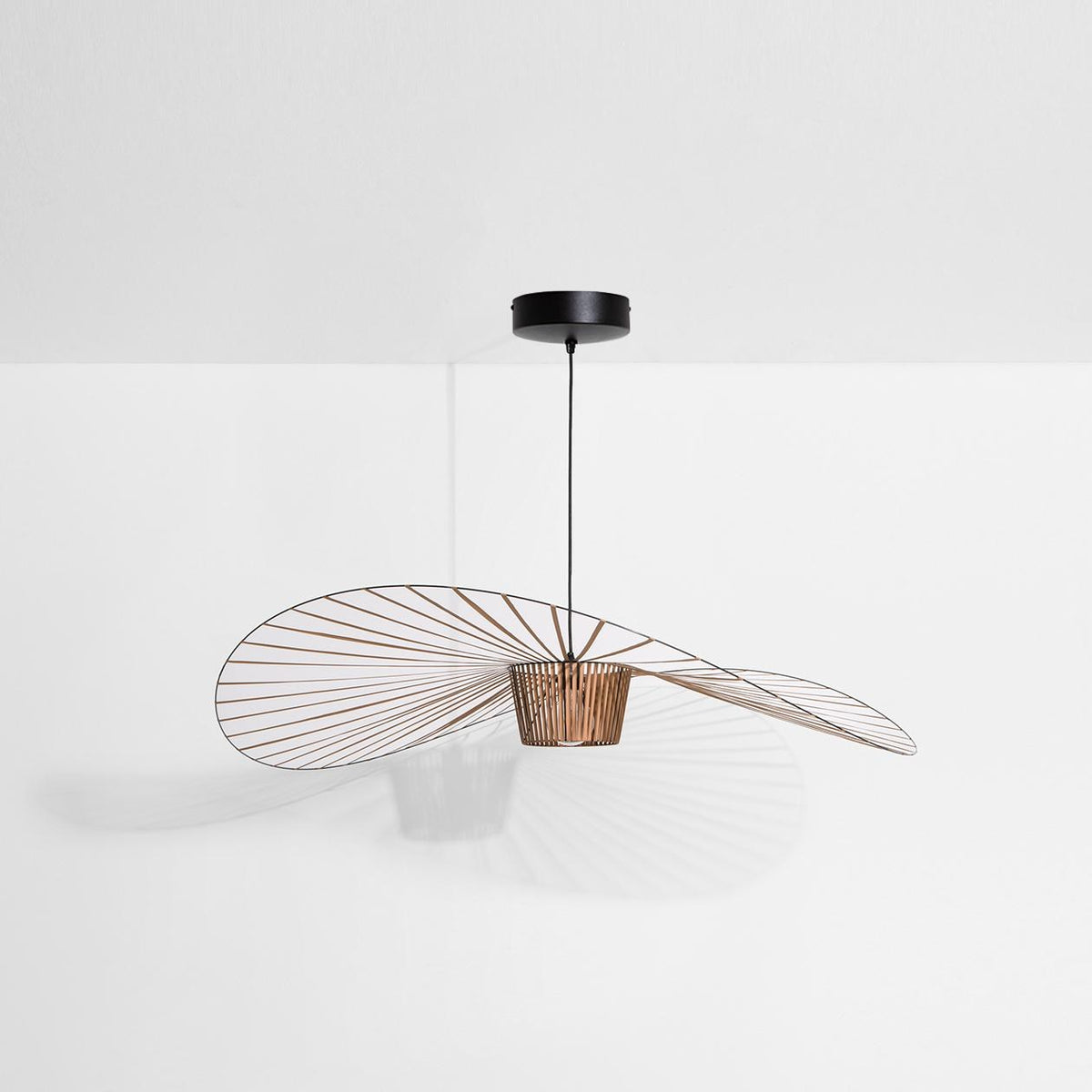 Pendelleuchte Vertigo von Petite Friture in Schwarz, Lampenschirm aus Stahl, Fiberglas und Polyurethanbändern, Durchmesser 110 cm.