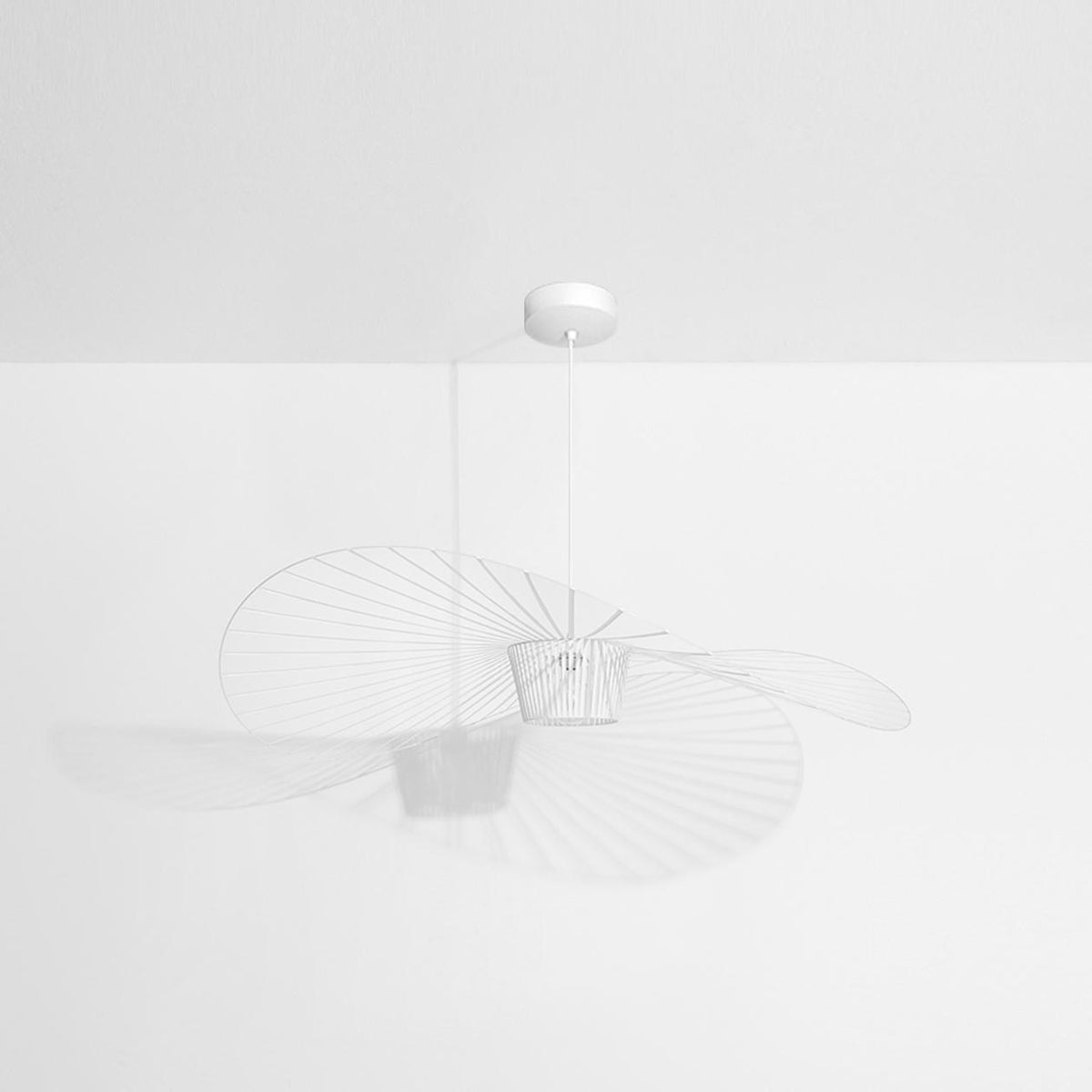 Pendelleuchte Vertigo von Petite Friture in Schwarz, Lampenschirm aus Stahl, Fiberglas und Polyurethanbändern, Durchmesser 110 cm.