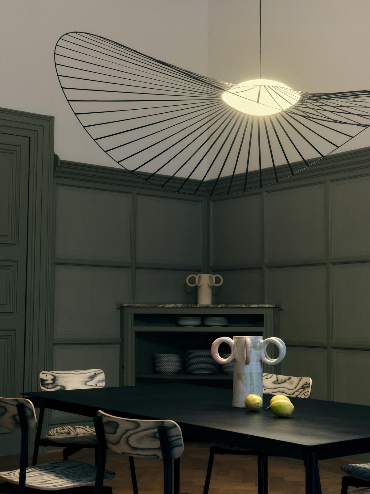 Pendelleuchte Vertigo in Schwarz mit filigranem Schirm aus Stahl, Fiberglas und Polyurethanbändern, Durchmesser 140cm, Höhe 15cm.