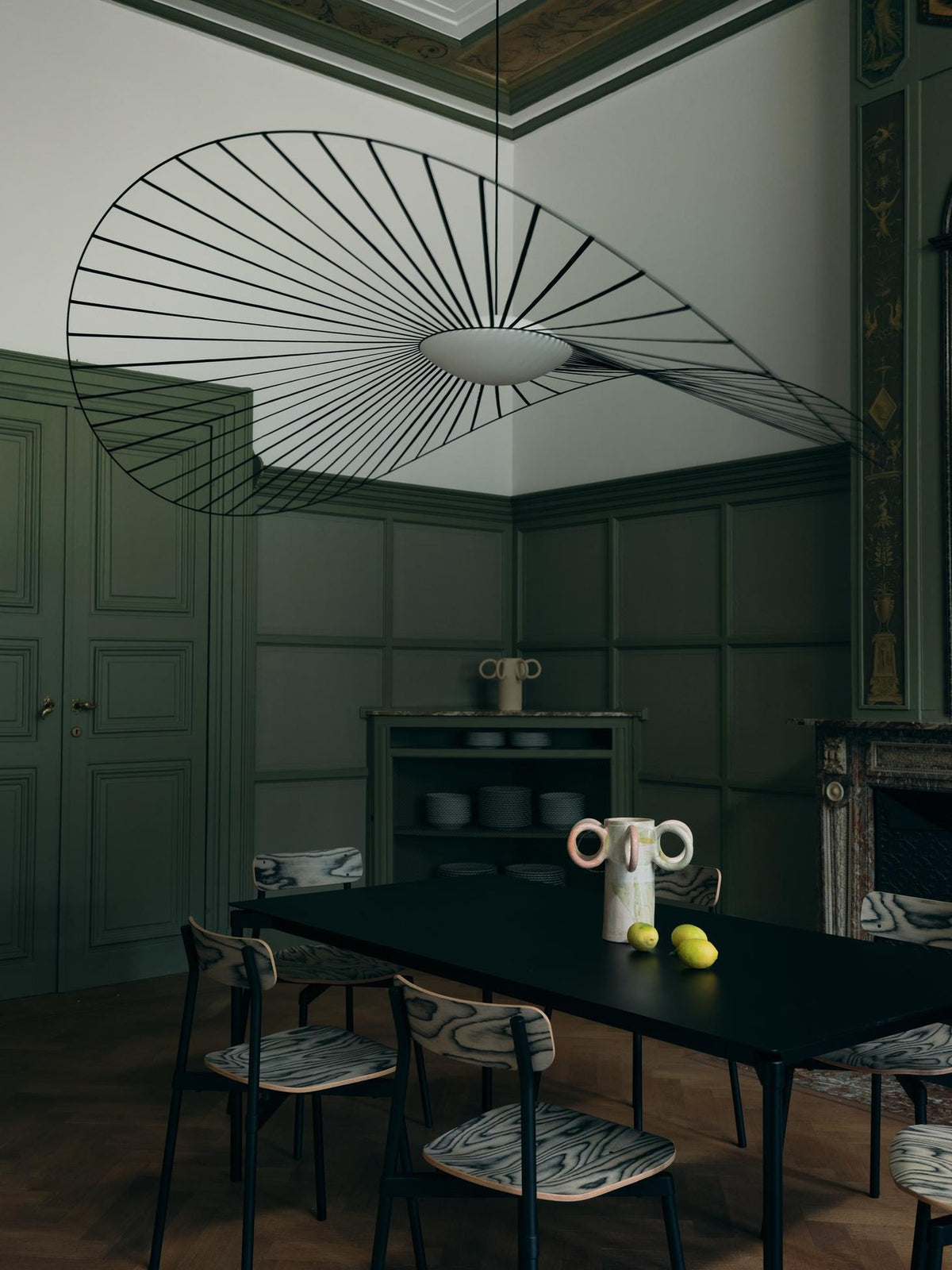 Pendelleuchte Vertigo in Schwarz mit filigranem Schirm aus Stahl, Fiberglas und Polyurethanbändern, Durchmesser 140cm, Höhe 15cm.