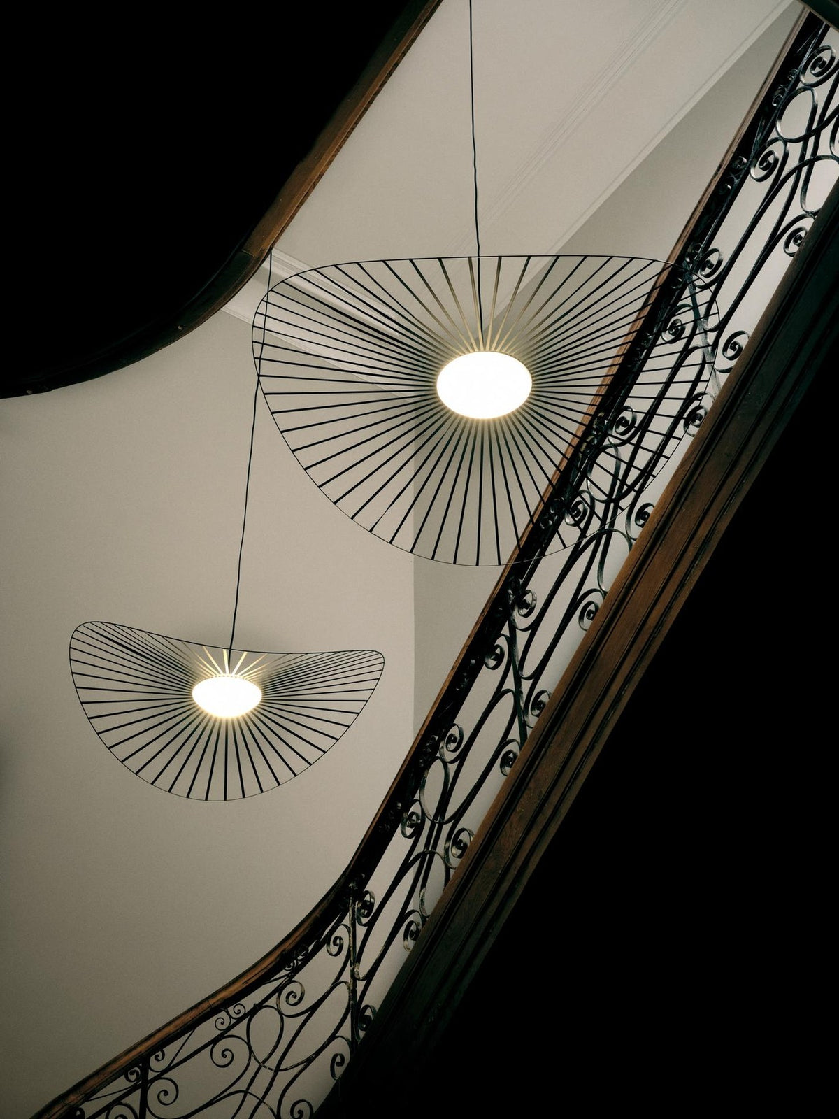 Pendelleuchte Vertigo in Schwarz mit filigranem Schirm aus Stahl, Fiberglas und Polyurethanbändern, Durchmesser 140cm, Höhe 15cm.