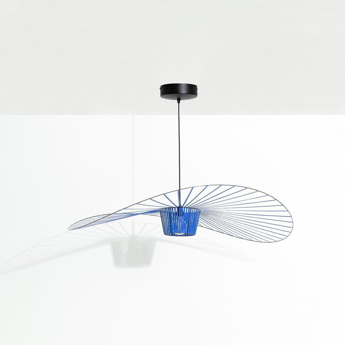 Pendelleuchte Vertigo in Schwarz mit filigranem Schirm aus Stahl, Fiberglas und Polyurethanbändern, Durchmesser 140cm, Höhe 15cm.