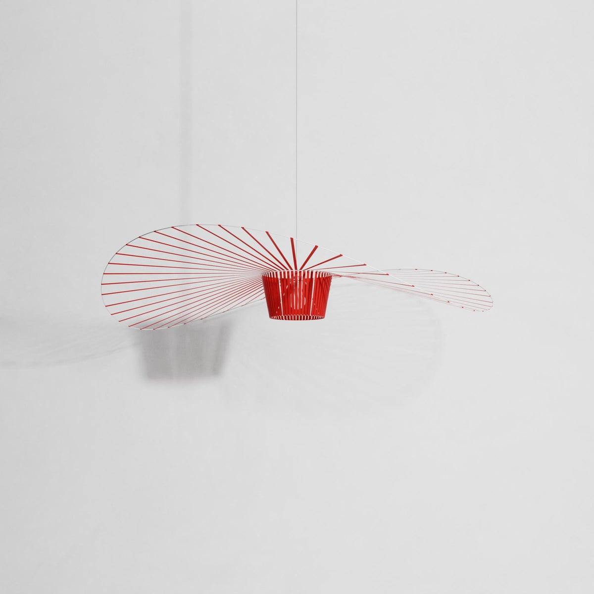 Pendelleuchte Vertigo in Schwarz mit filigranem Schirm aus Stahl, Fiberglas und Polyurethanbändern, Durchmesser 140cm, Höhe 15cm.