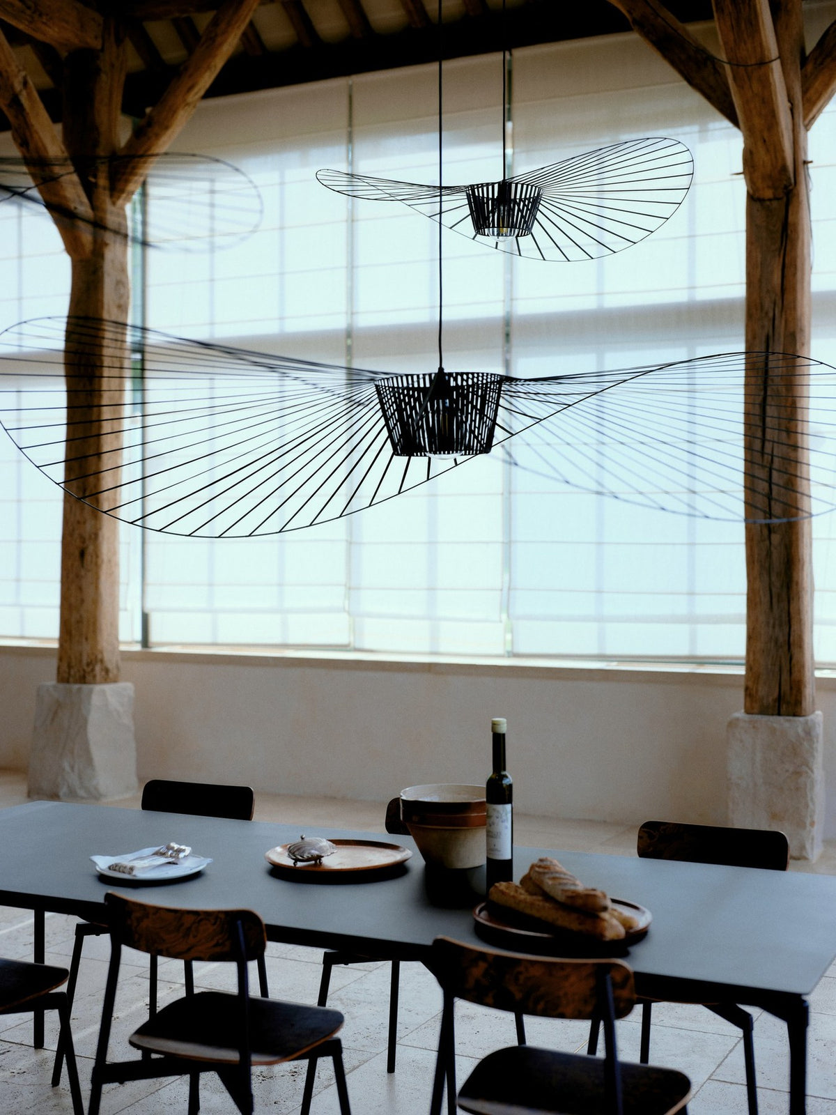 Grosse schwarze Pendelleuchte Vertigo von Petite Friture aus Stahl, Fiberglas und Polyurethanbändern mit textilummanteltem Kabel und Kunststofffassung.