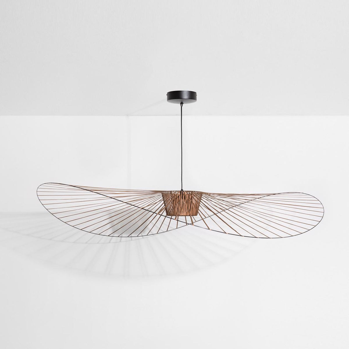 Grosse schwarze Pendelleuchte Vertigo von Petite Friture aus Stahl, Fiberglas und Polyurethanbändern mit textilummanteltem Kabel und Kunststofffassung.