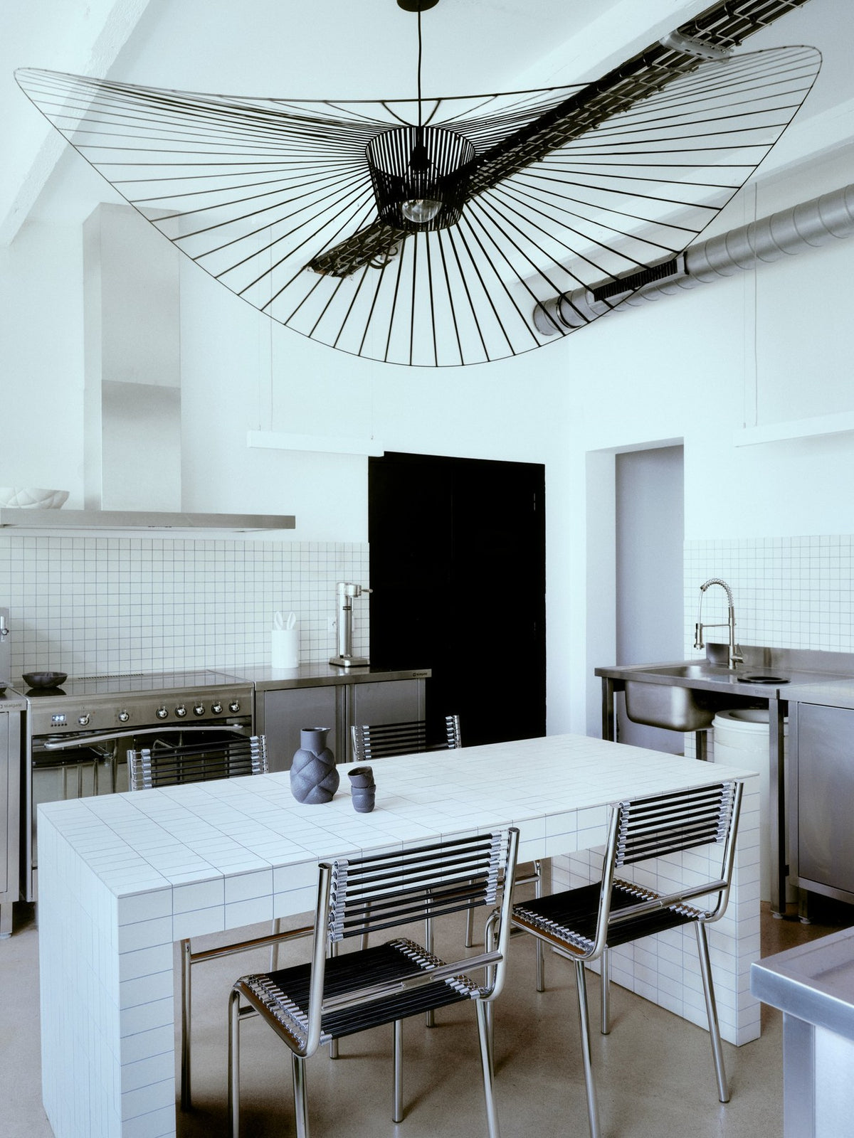 Grosse schwarze Pendelleuchte Vertigo von Petite Friture aus Stahl, Fiberglas und Polyurethanbändern mit textilummanteltem Kabel und Kunststofffassung.