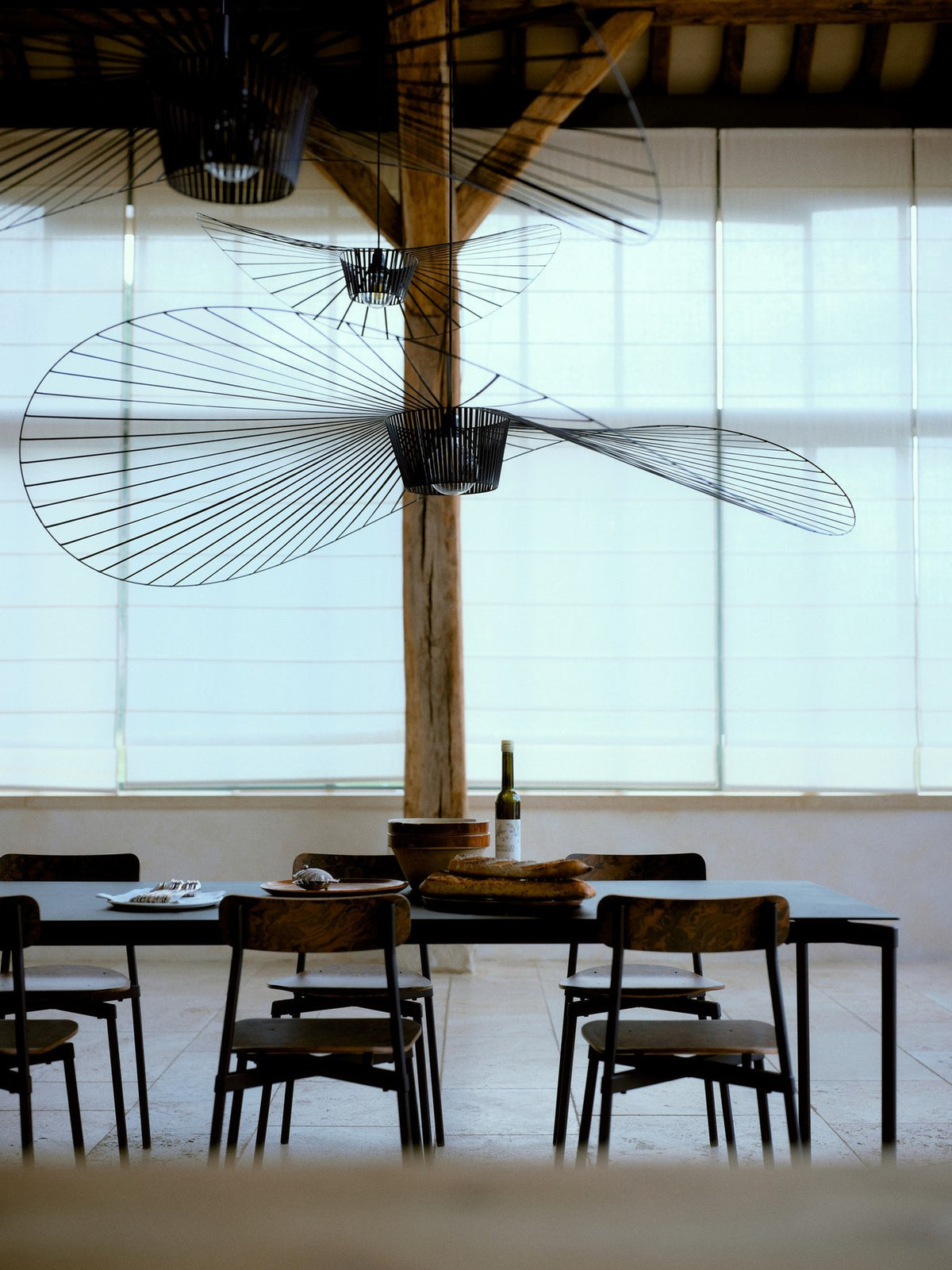 Grosse schwarze Pendelleuchte Vertigo von Petite Friture aus Stahl, Fiberglas und Polyurethanbändern mit textilummanteltem Kabel und Kunststofffassung.
