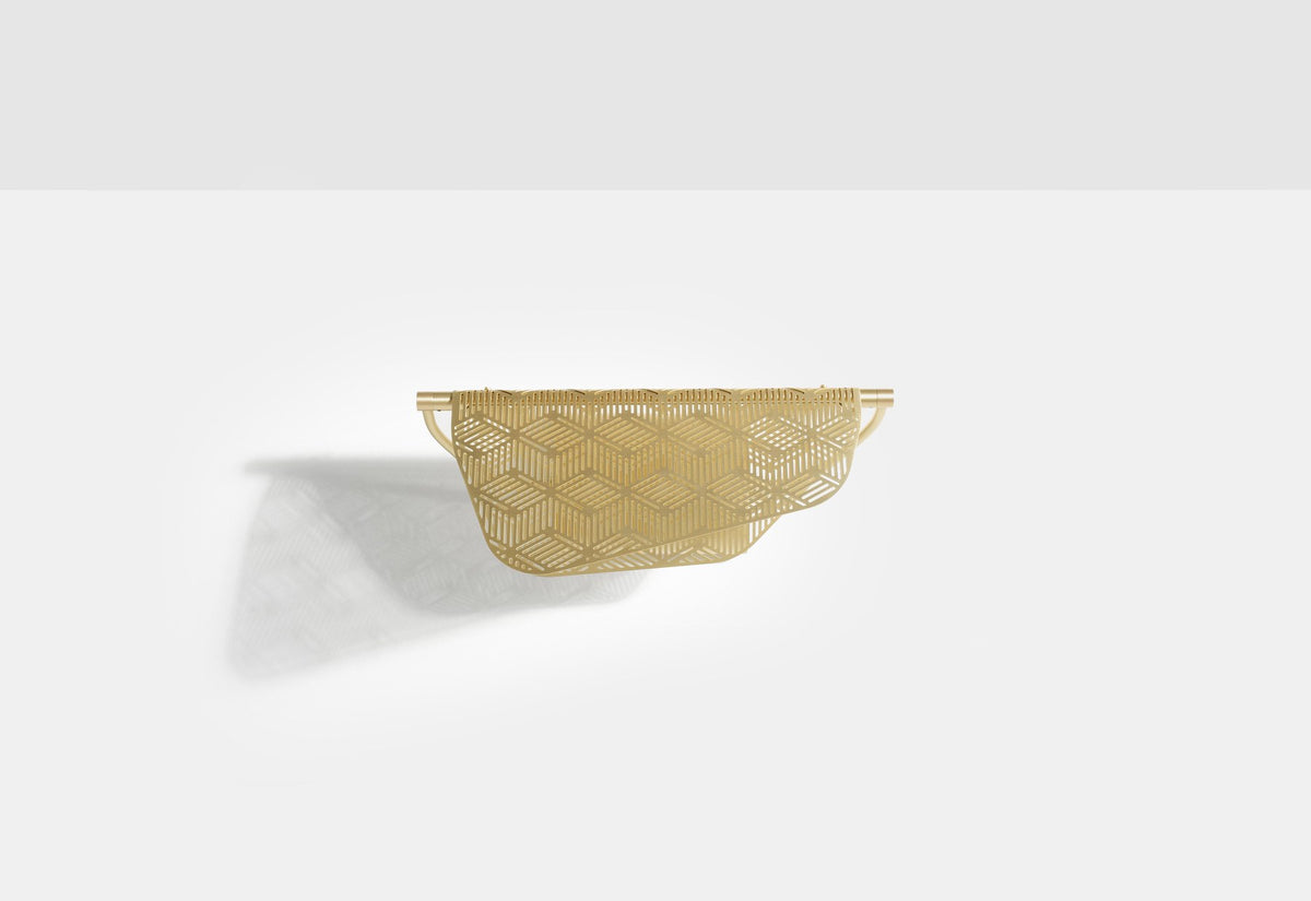 Wandlampe Mediterranea von Petite Friture aus gebürstetem Messing mit spitzenartiger, durchbrochener Struktur an heller Wand montiert.