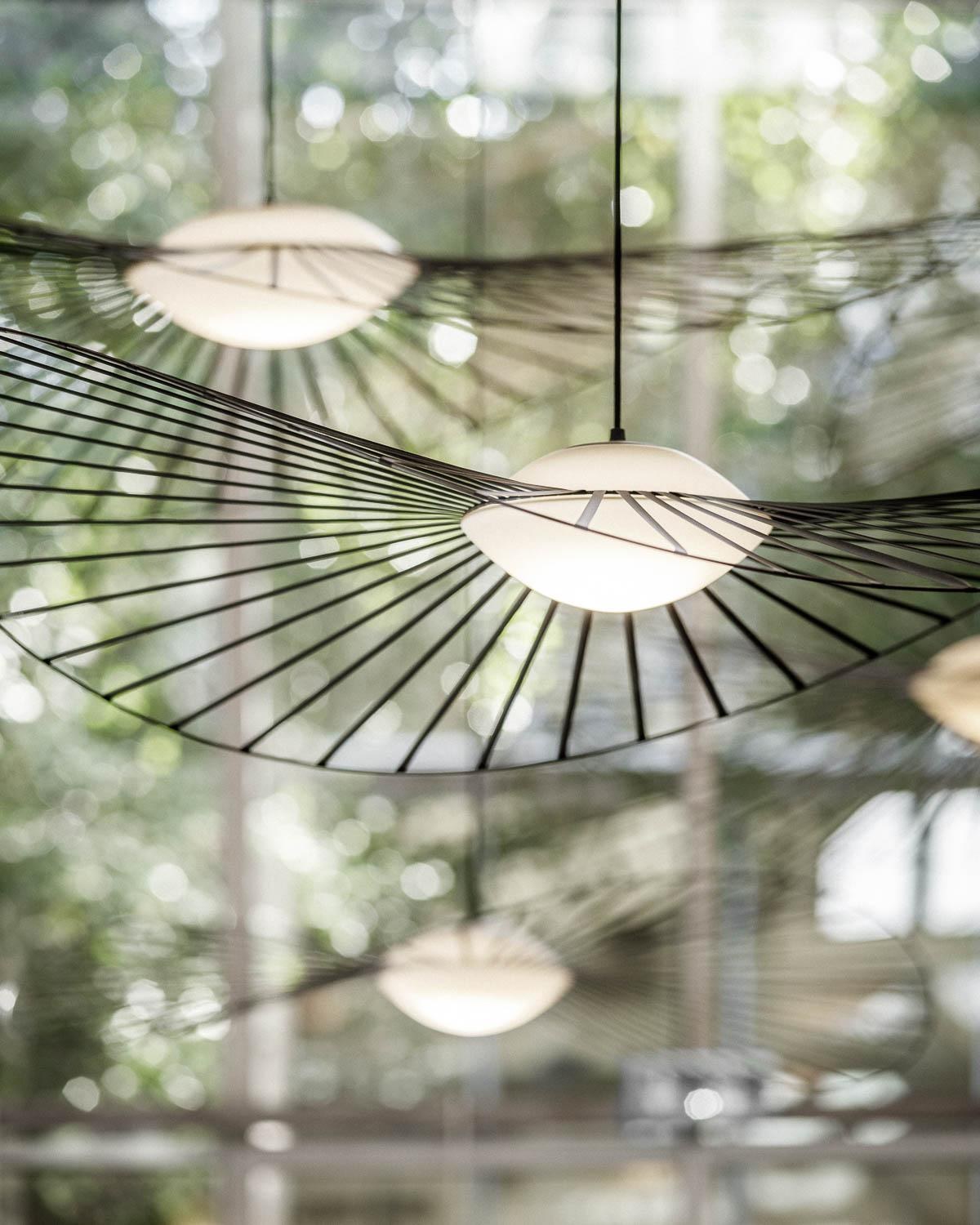 Pendelleuchte Vertigo Nova von Petite Friture in Zinnoberrot mit Schirm aus Fiberglas, Stahl und Polyurethanbändern, Durchmesser 110 cm.
