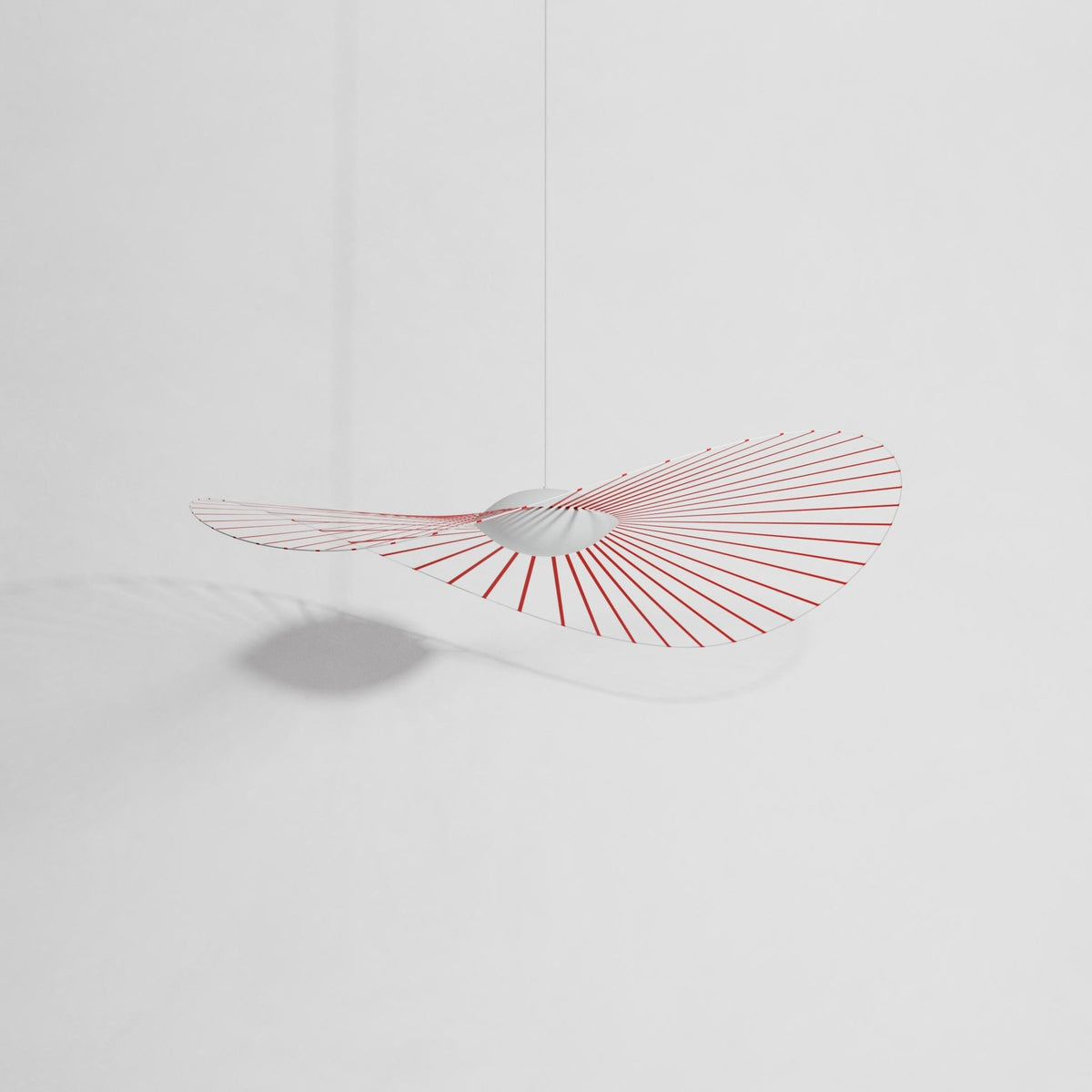 Pendelleuchte Vertigo Nova von Petite Friture in Zinnoberrot mit Schirm aus Fiberglas, Stahl, Polyurethanbändern und geschliffenem Glas.