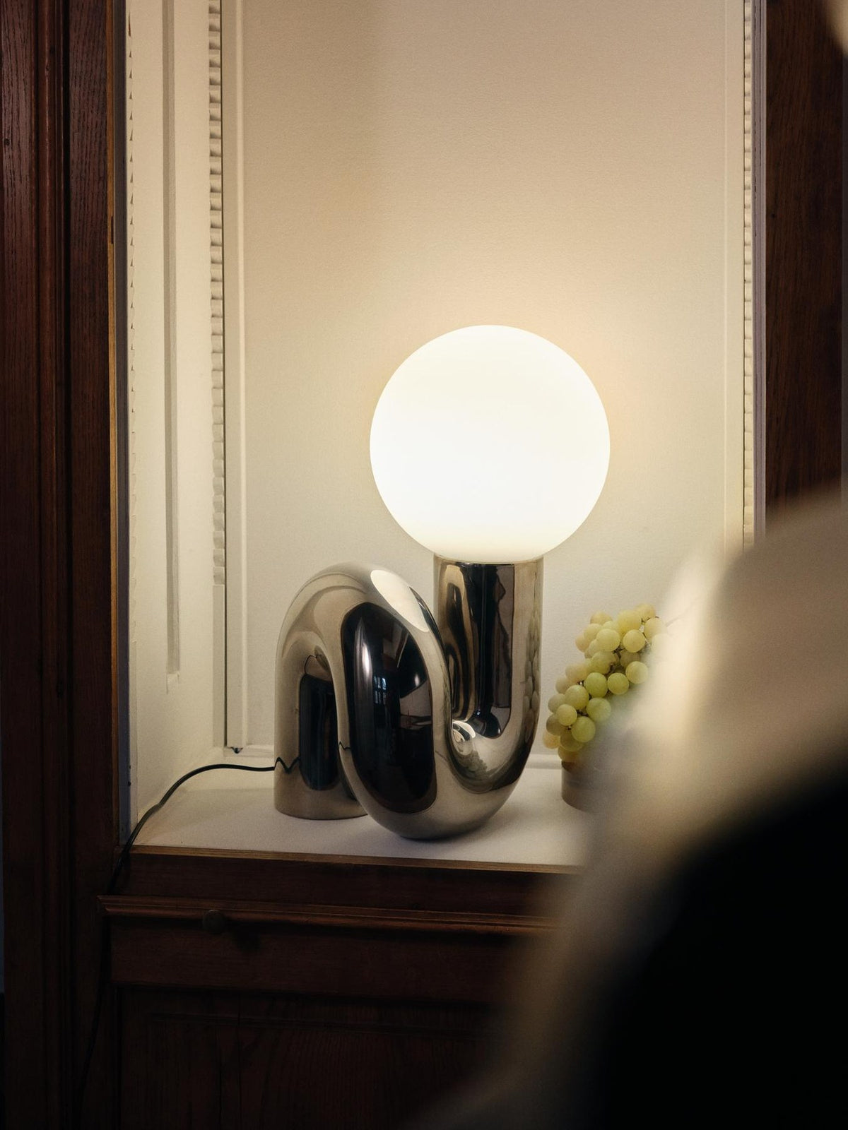 Kleine Tischlampe Neotenic in Grün: glänzend glasierter Keramiksockel, sandgestrahlter Glasglobus, schwarzes Kabel mit Schalter.