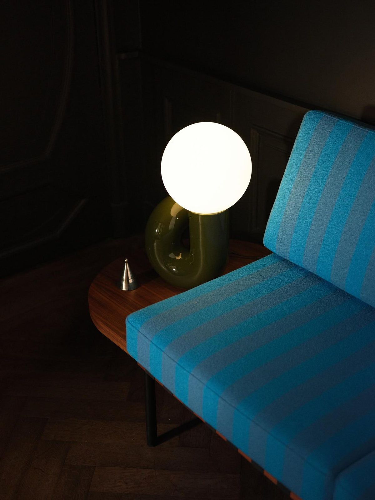 Kleine Tischlampe Neotenic in Grün: glänzend glasierter Keramiksockel, sandgestrahlter Glasglobus, schwarzes Kabel mit Schalter.