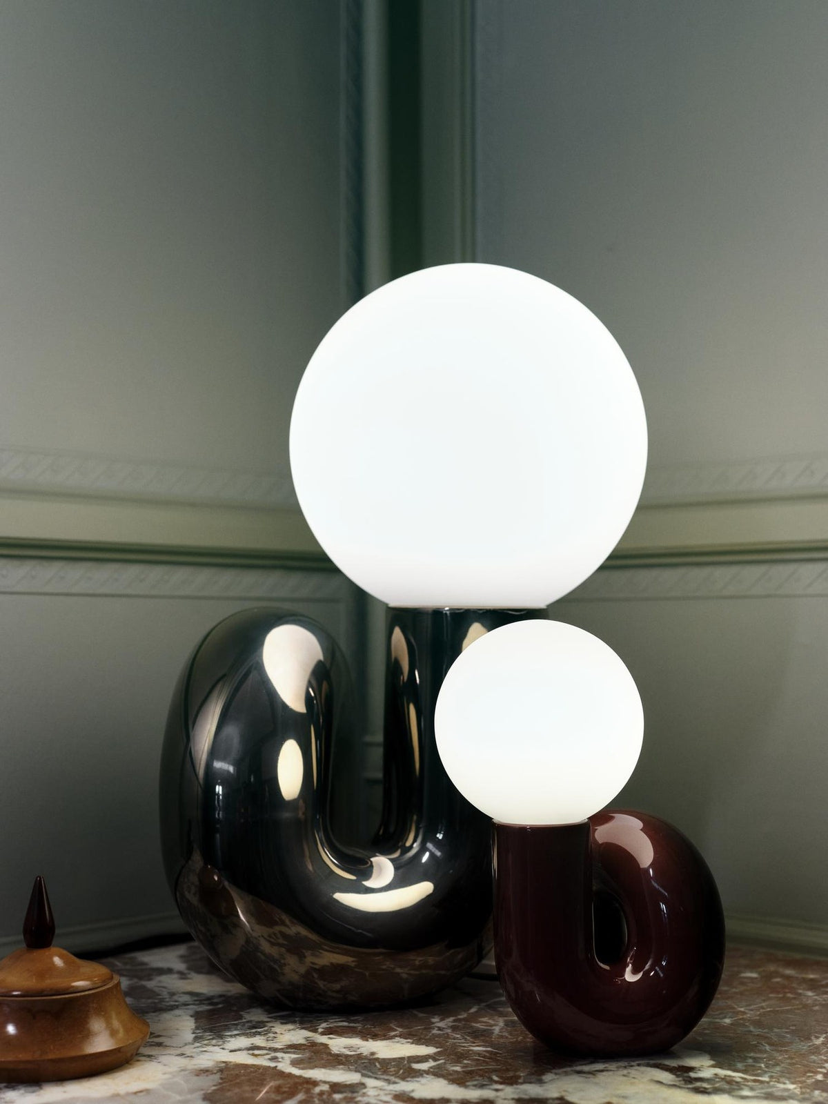Kleine Tischlampe Neotenic in Grün: glänzend glasierter Keramiksockel, sandgestrahlter Glasglobus, schwarzes Kabel mit Schalter.
