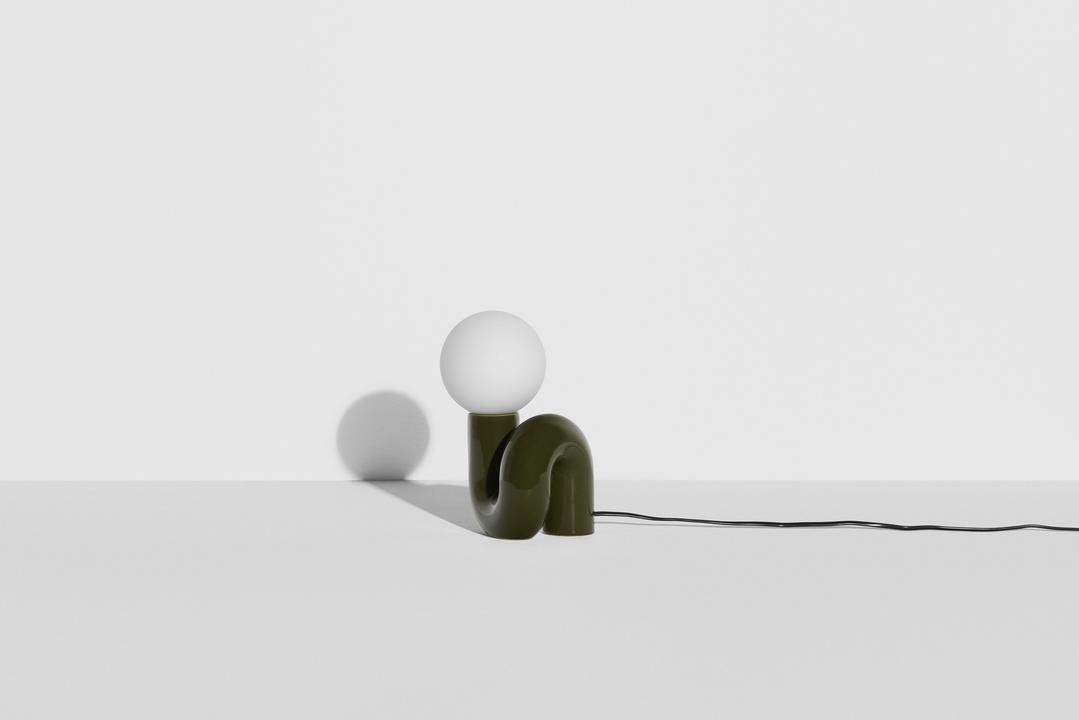 Kleine Tischlampe Neotenic in Grün: glänzend glasierter Keramiksockel, sandgestrahlter Glasglobus, schwarzes Kabel mit Schalter.