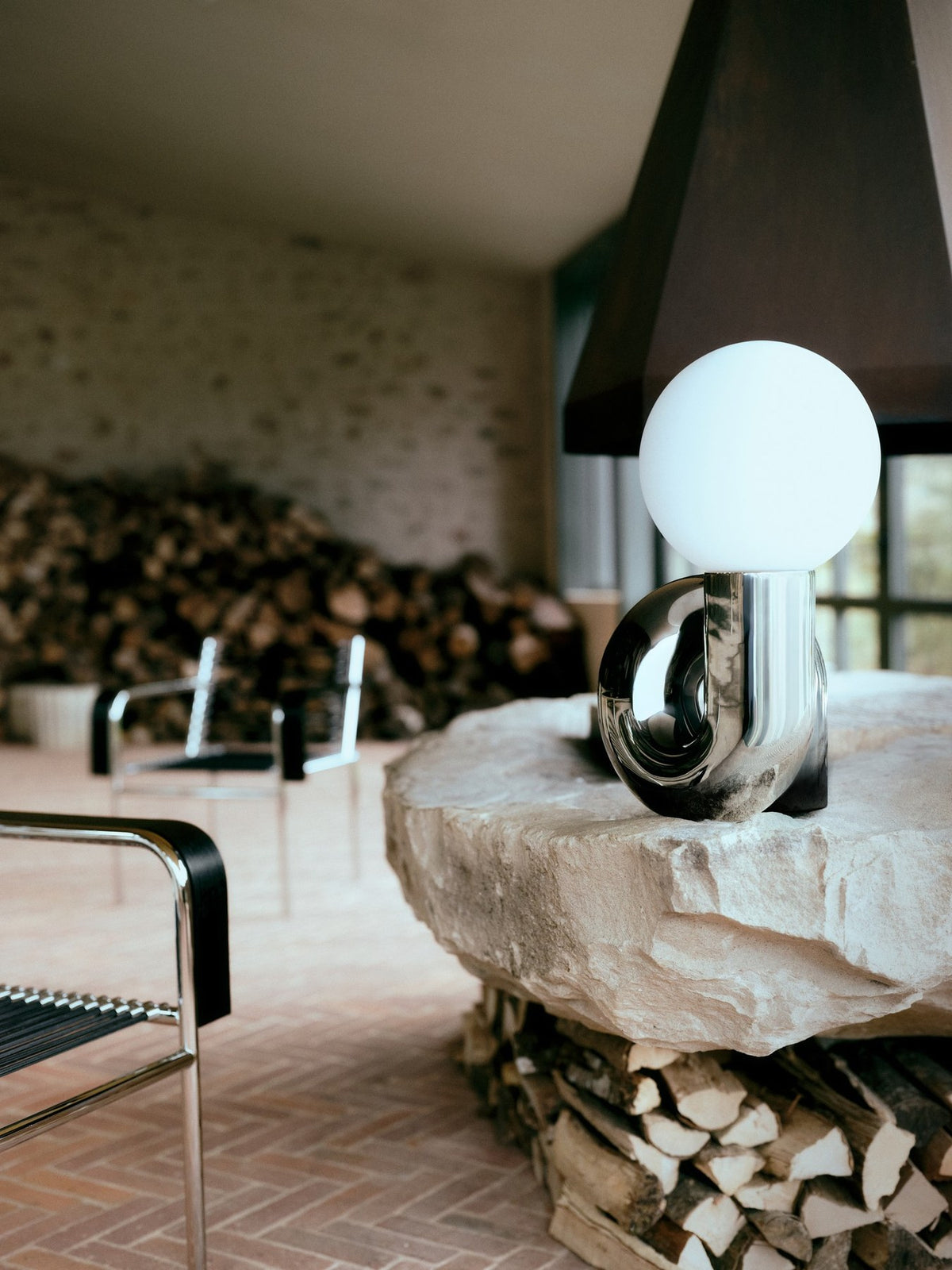 Kleine Tischlampe Neotenic in Grün: glänzend glasierter Keramiksockel, sandgestrahlter Glasglobus, schwarzes Kabel mit Schalter.