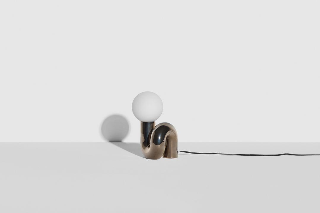 Kleine Tischlampe Neotenic in Grün: glänzend glasierter Keramiksockel, sandgestrahlter Glasglobus, schwarzes Kabel mit Schalter.